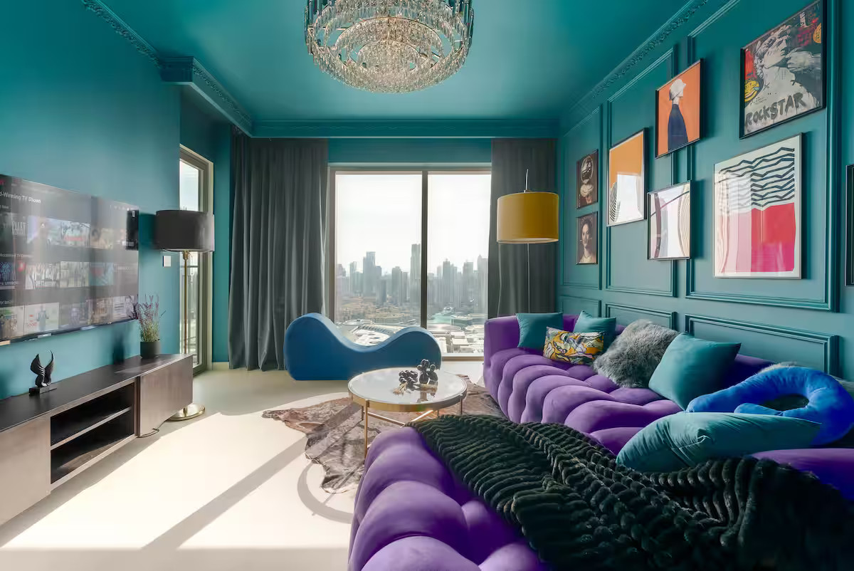 salon appartement Dubaï décoration design colorée vue Burj Khalifa salon appartement Dubaï décoration design colorée vue Burj Khalifa