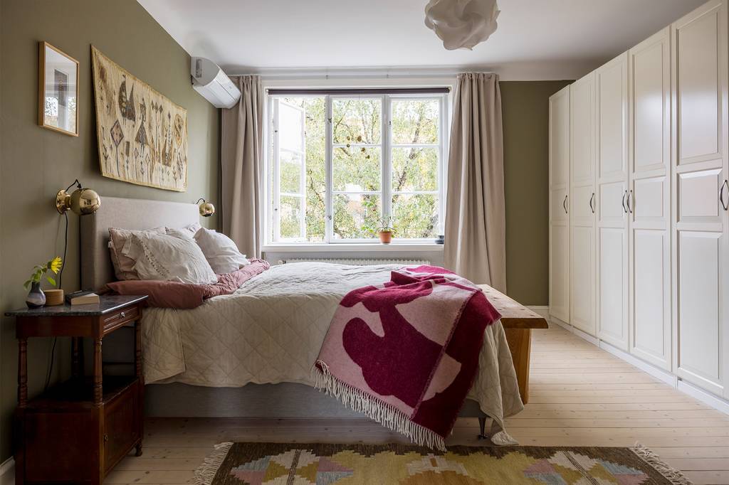 chambre murs verts avec placard décoration vintage