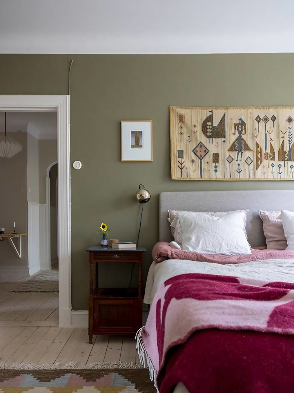 chambre murs verts avec placard décoration vintage