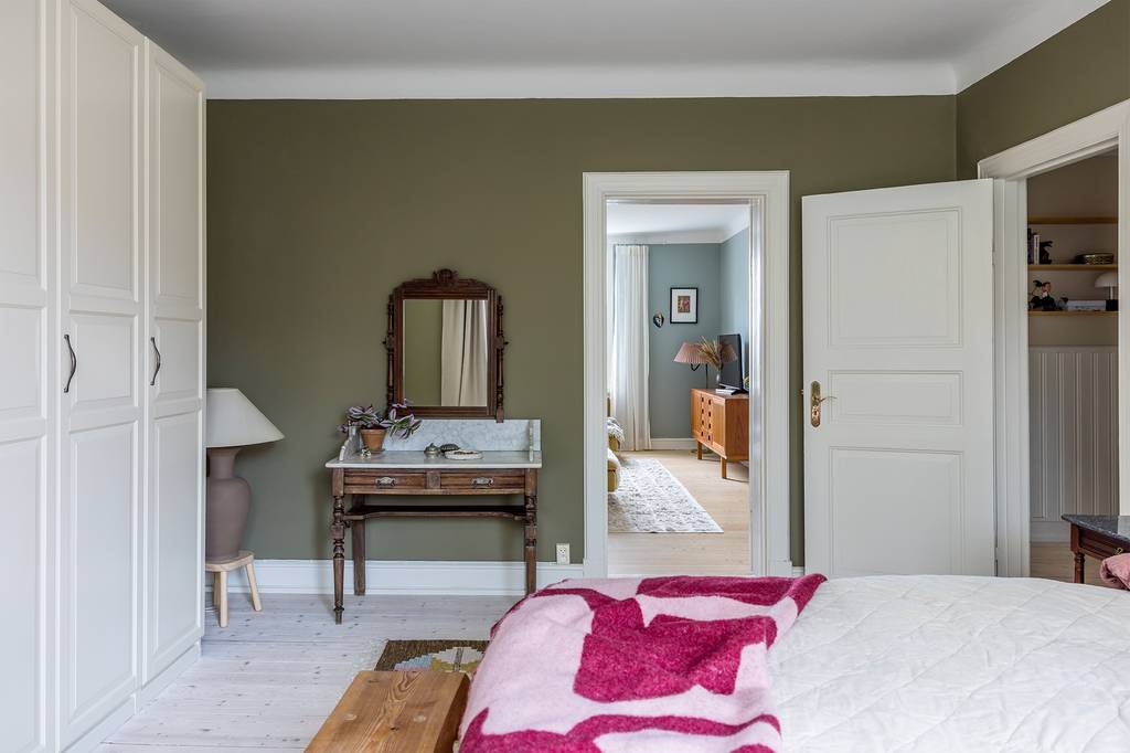 chambre murs verts avec placard décoration vintage