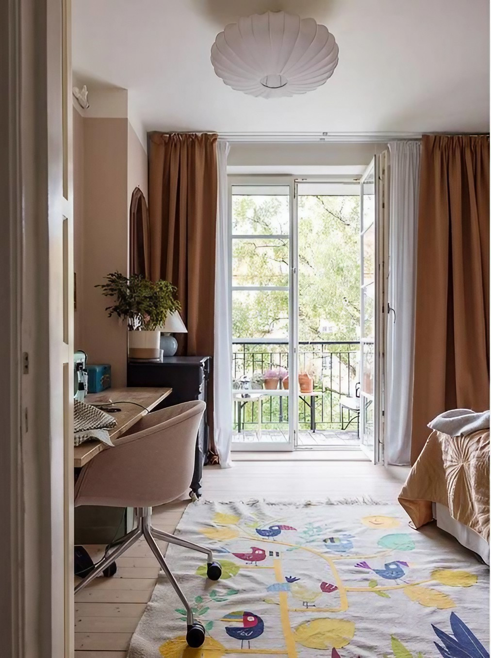chambre murs roses avec balcon décoration vintage