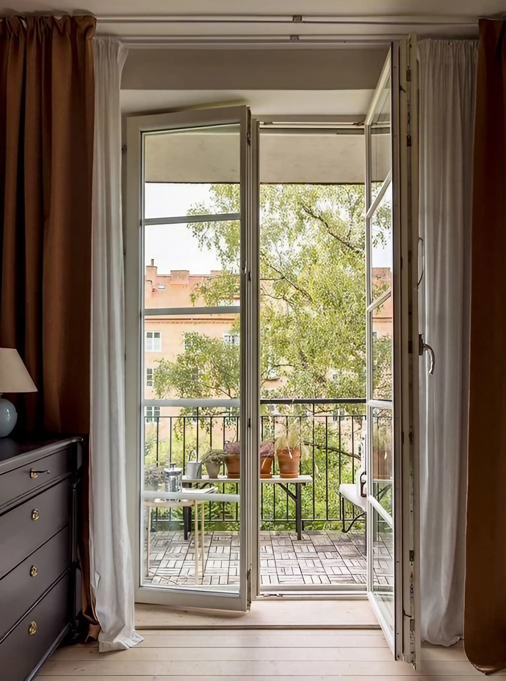 chambre murs roses avec balcon décoration vintage