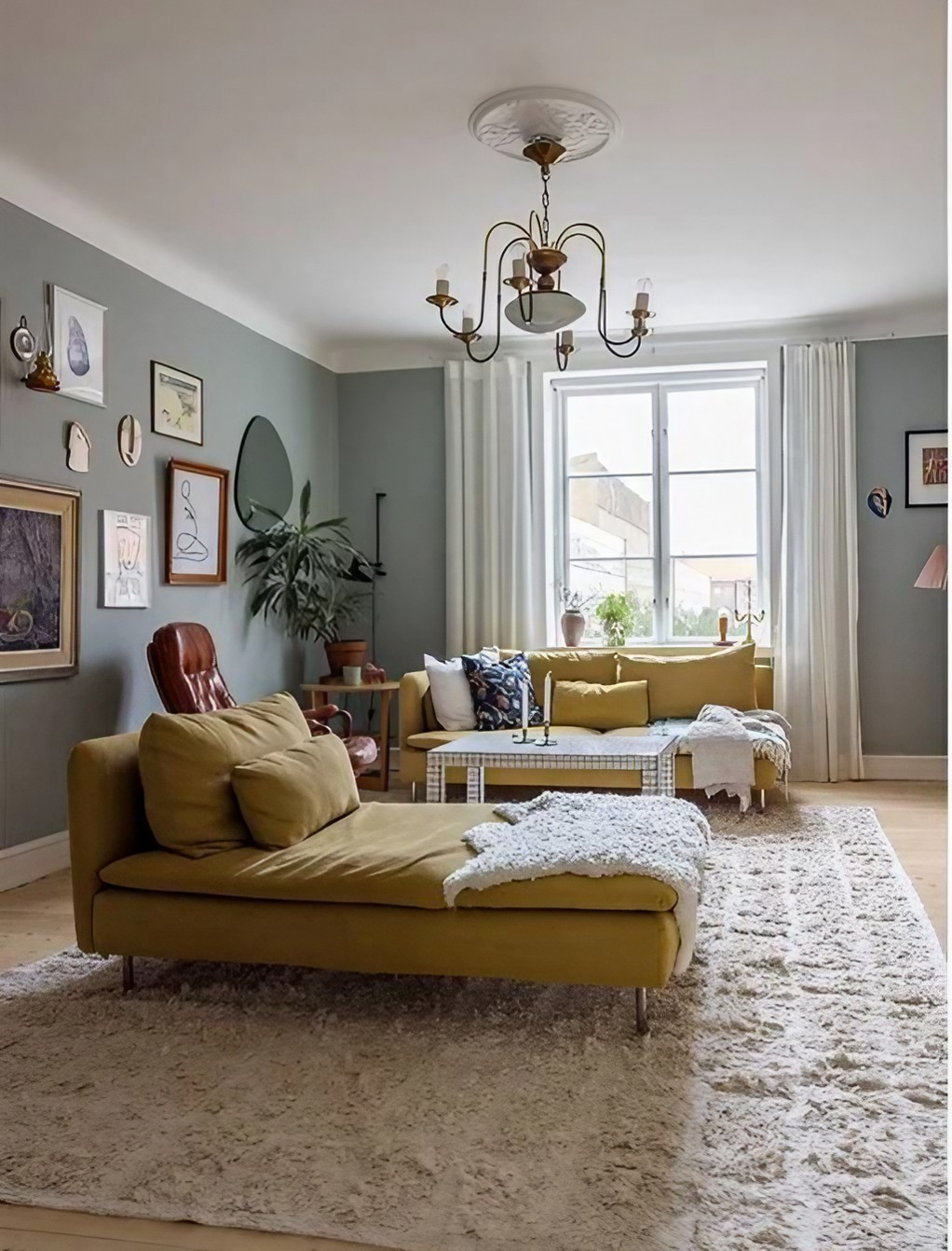 salon mur bleu pastel canapé jaune appartement 108m2