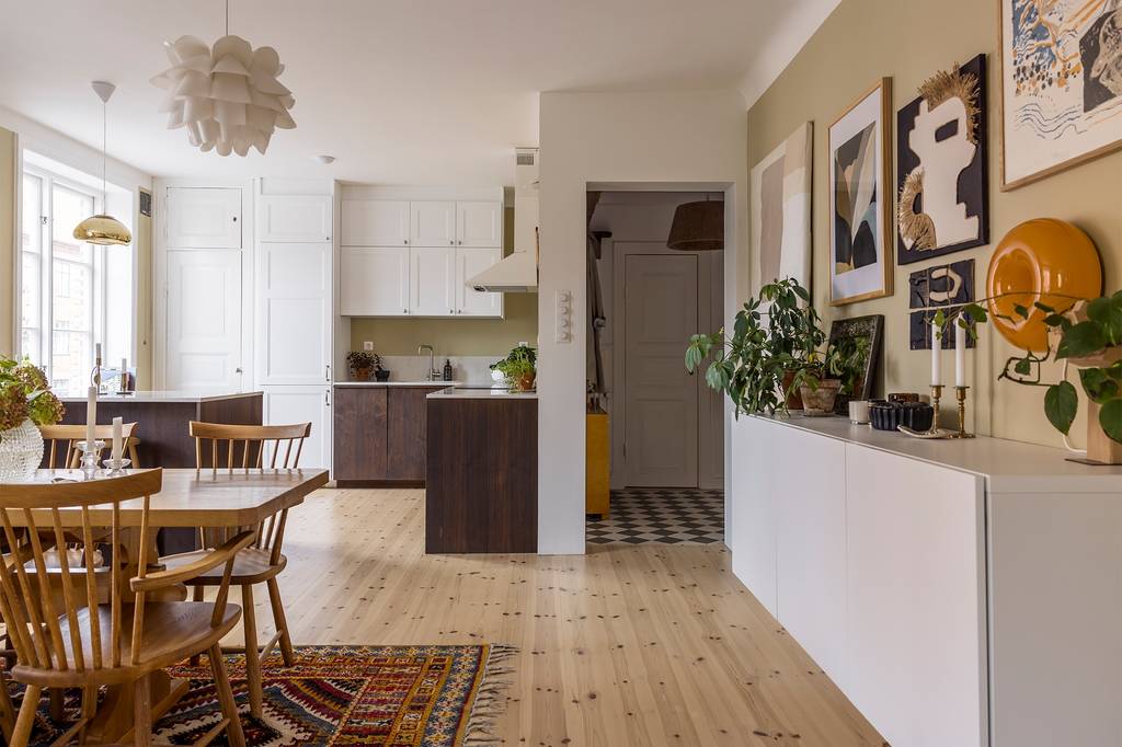 salle à manger vintage murs jaunes appartement 108m2 et cuisine ouverte noyer