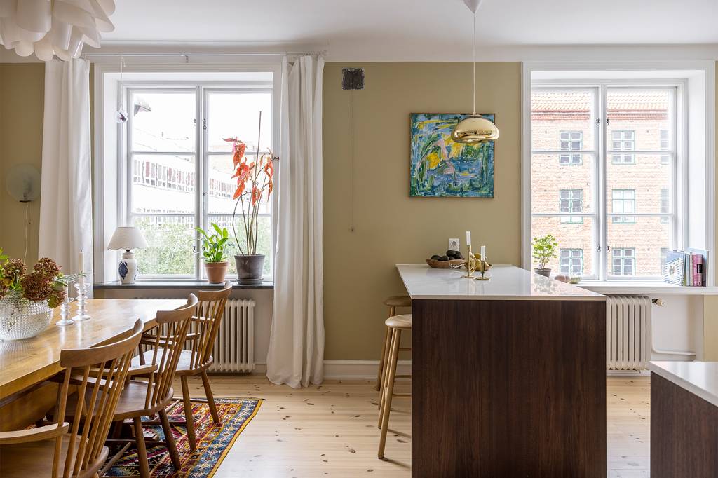 salle à manger vintage murs jaunes appartement 108m2 et cuisine ouverte noyer