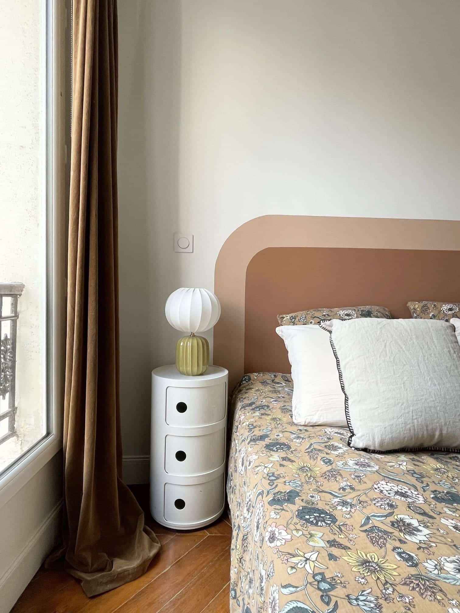chambre tête de lit peinte appartement Paris rénové photo : Happy Pog chambre tête de lit peinte appartement Paris rénové photo : Happy Pog