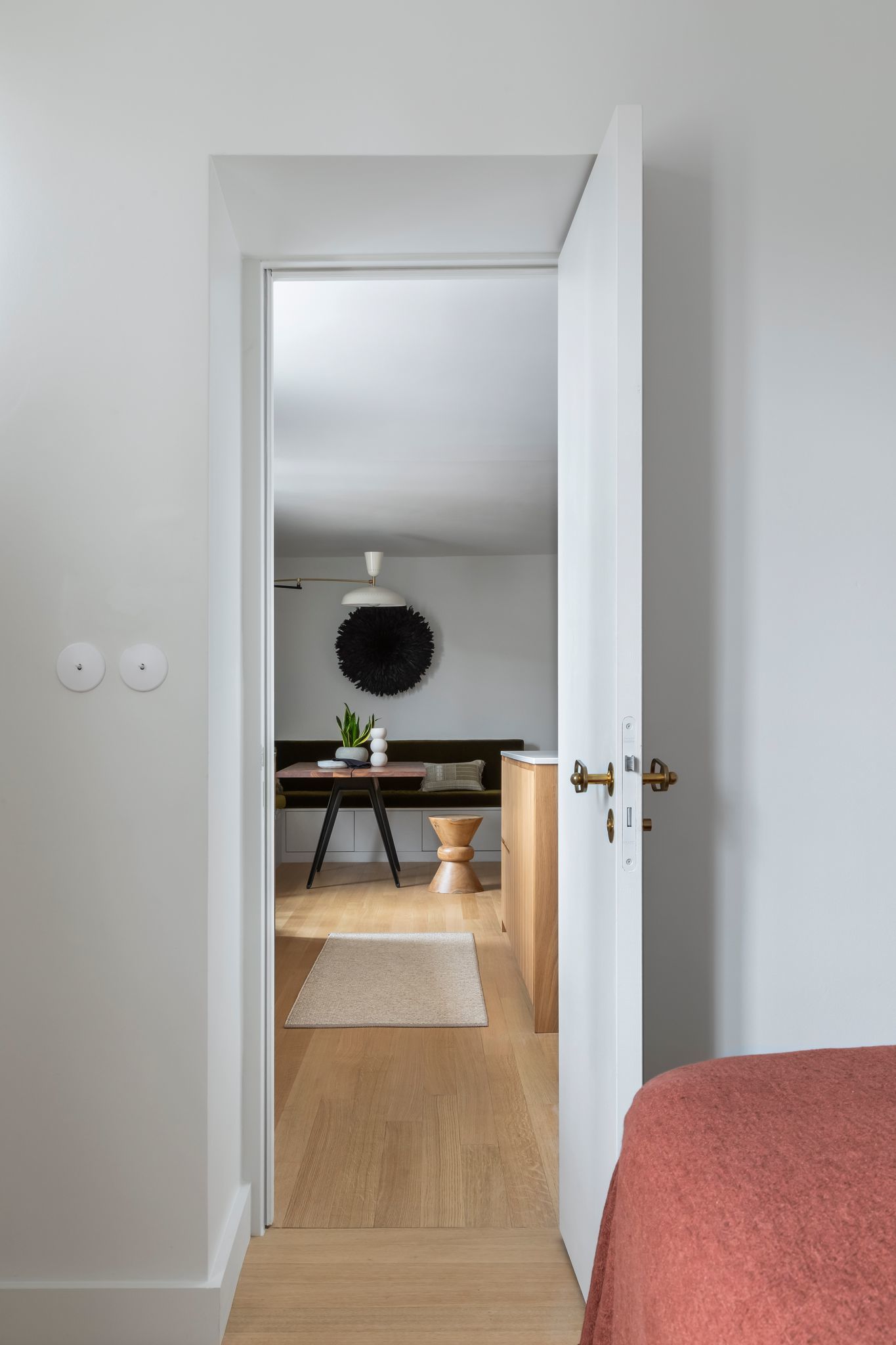 chambre décoration contemporaine petit appartement 50m2 Paris photo © Pauline Le Goff