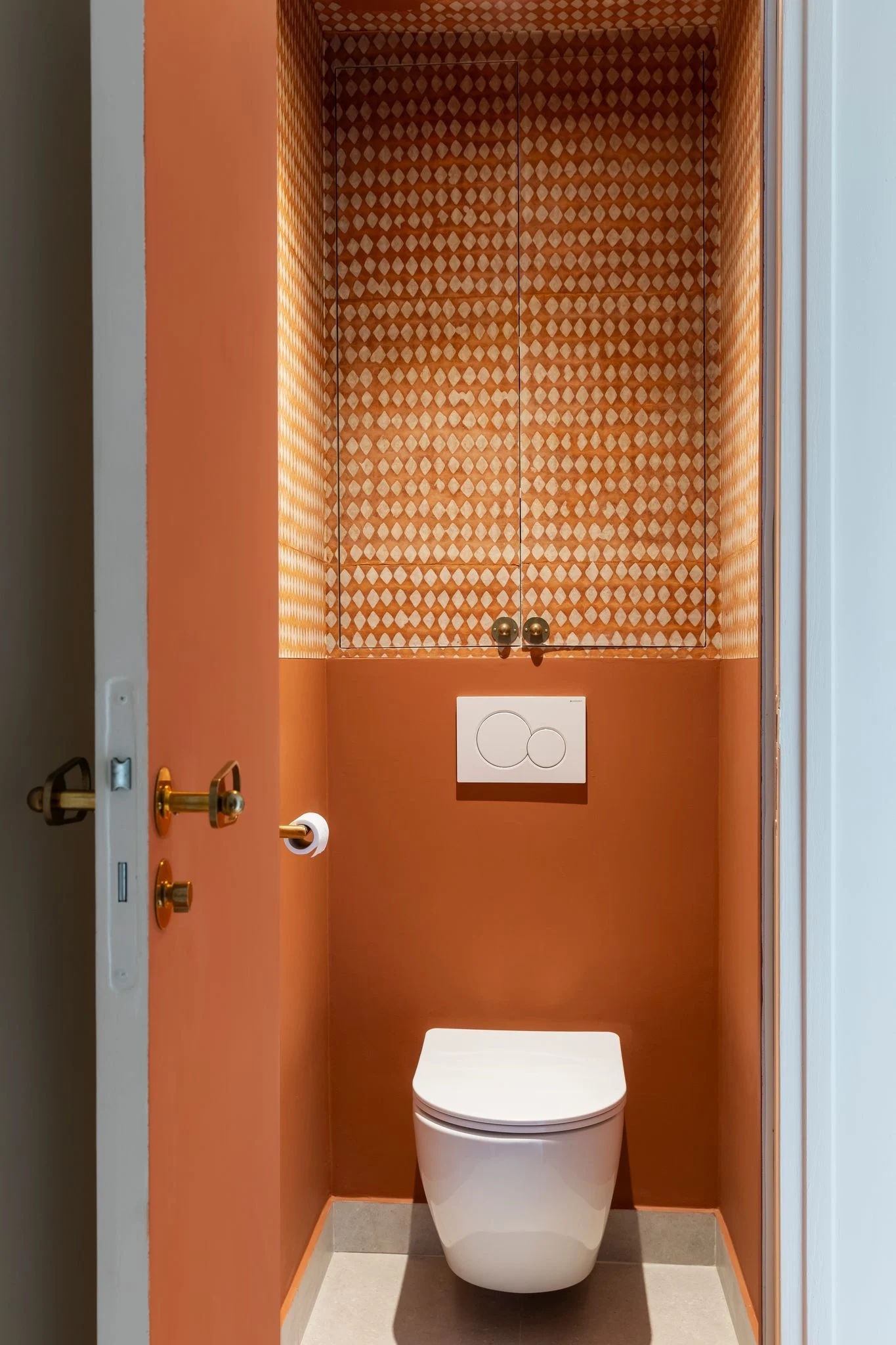 toilettes murs oranges décoration contemporaine photo © Pauline Le Goff