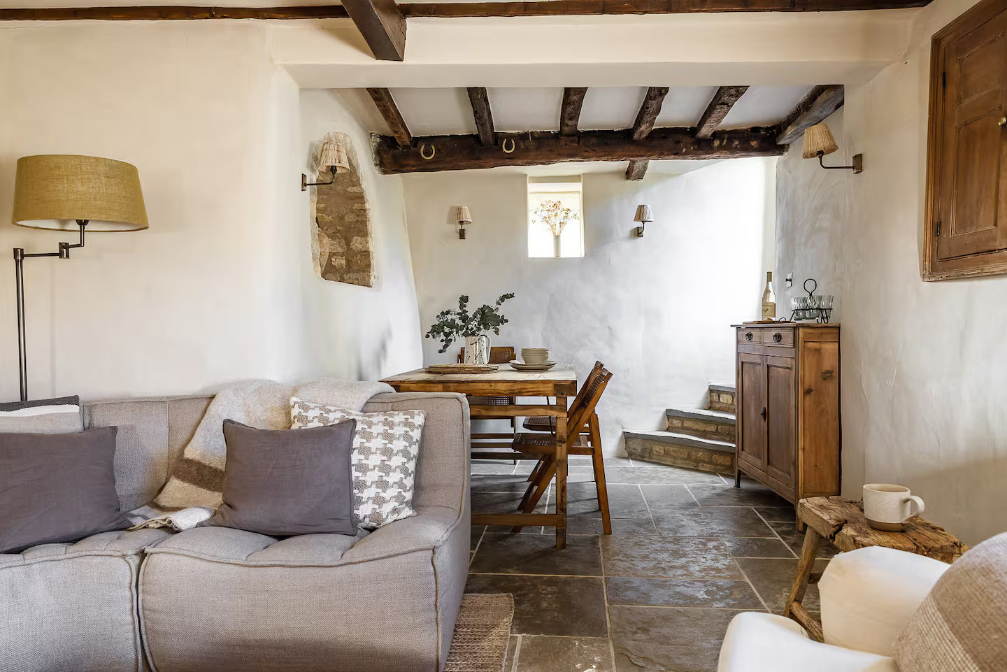 salon avec poutres maison en pierres cottage Cotswolds Angleterre Hoo Cottage salon avec poutres maison en pierres cottage Cotswolds Angleterre Hoo Cottage
