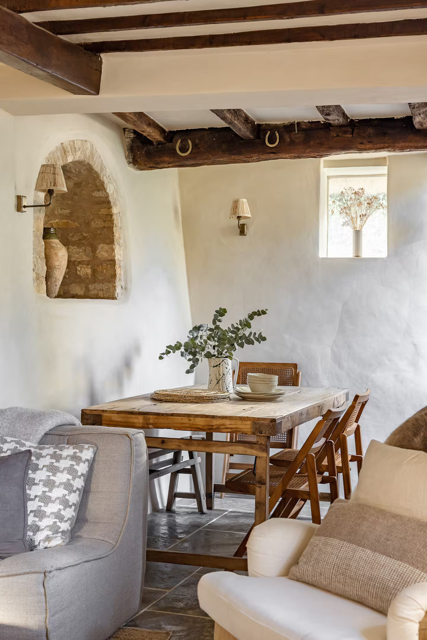 salon avec poutres maison en pierres cottage Cotswolds Angleterre Hoo Cottage salon avec poutres maison en pierres cottage Cotswolds Angleterre Hoo Cottage