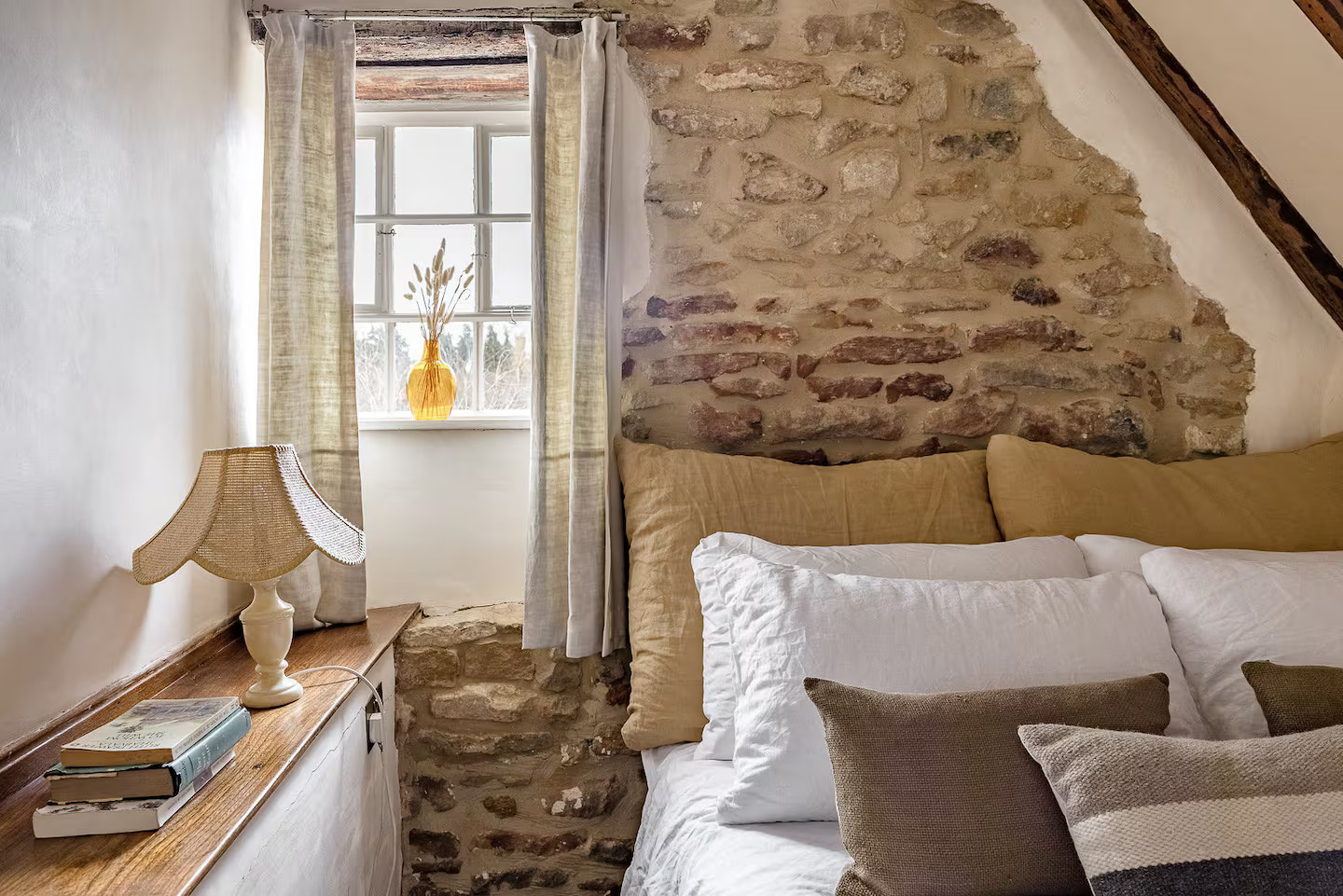 chambre mansardée avec mur de pierres et poutres cottage Cotswolds Angleterre Hoo Cottage chambre mansardée avec mur de pierres et poutres cottage Cotswolds Angleterre Hoo Cottage