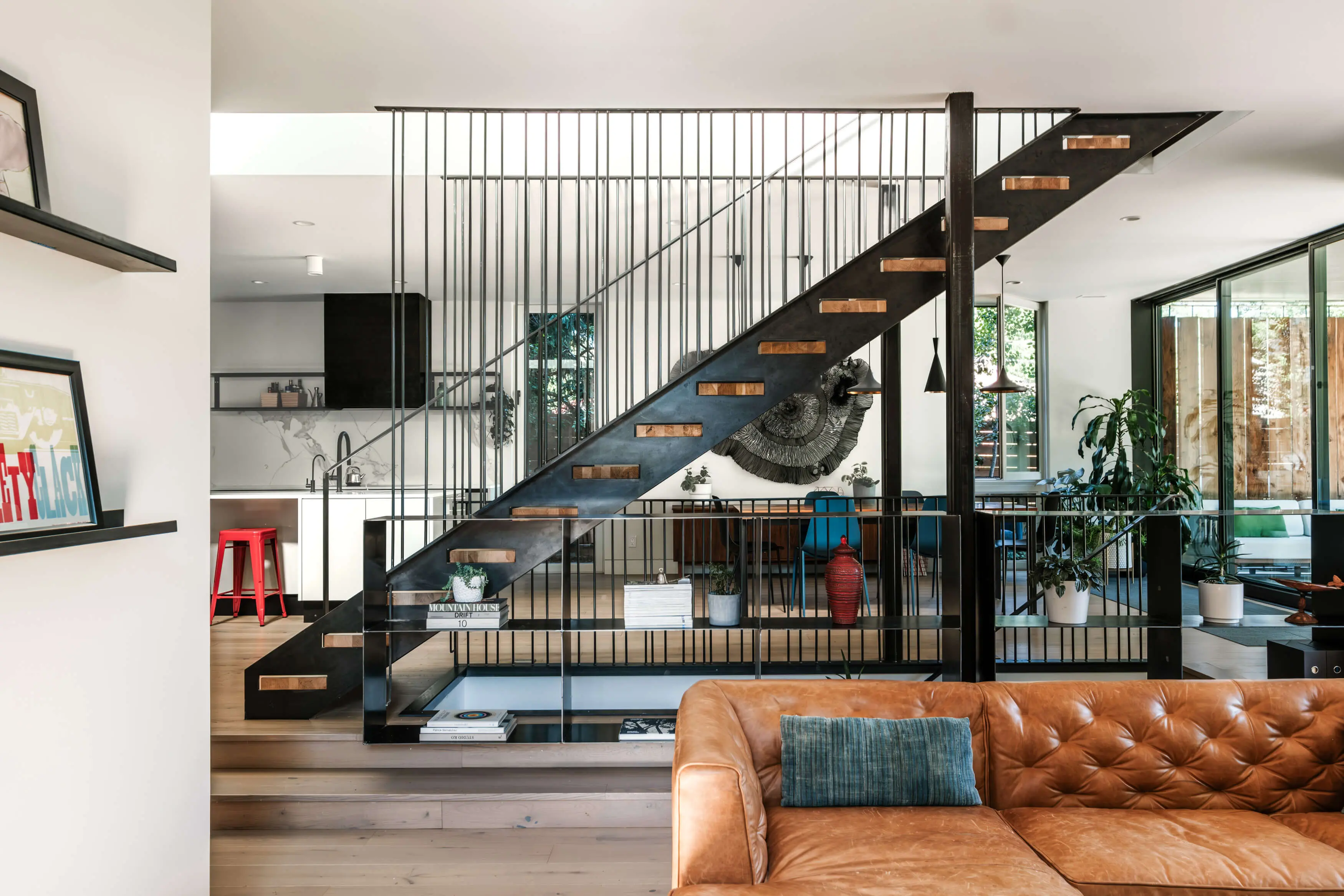 salon avec escalier acier maison contemporaine