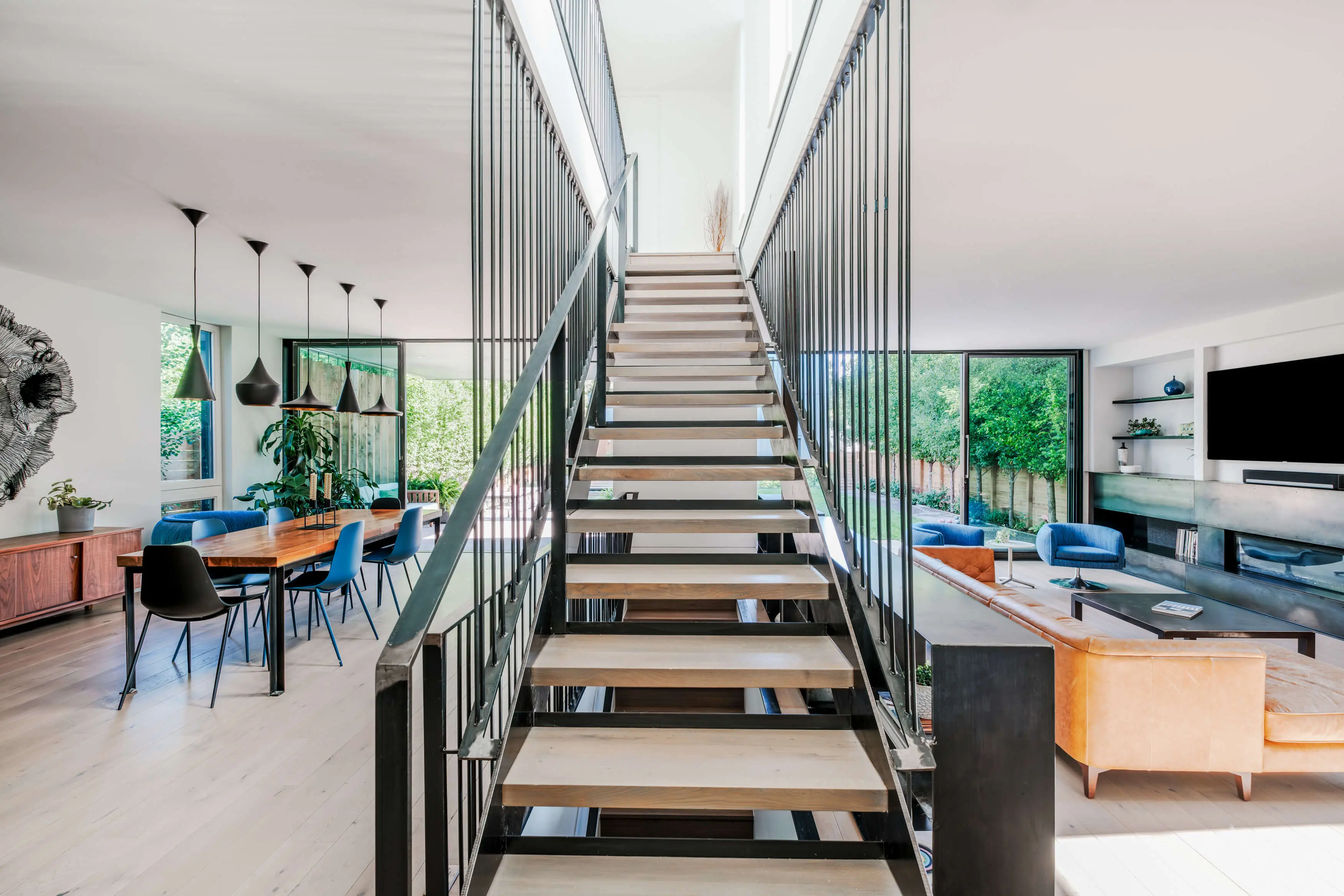 salon avec escalier acier maison contemporaine
