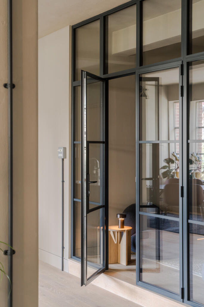 salon avec verrière intérieure acier noir