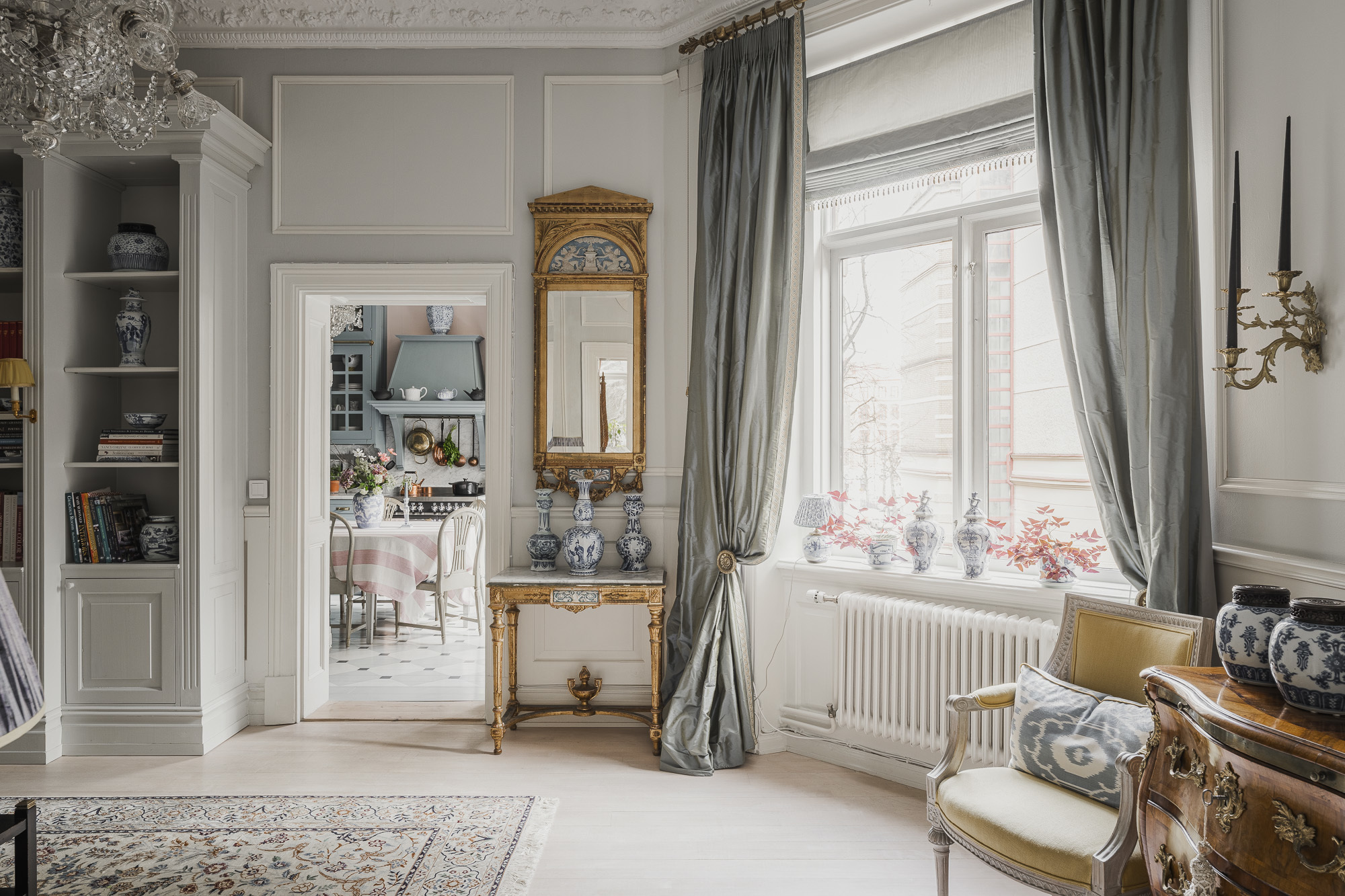 salon avec moulures et rosaces trois-pièces décoration élégante