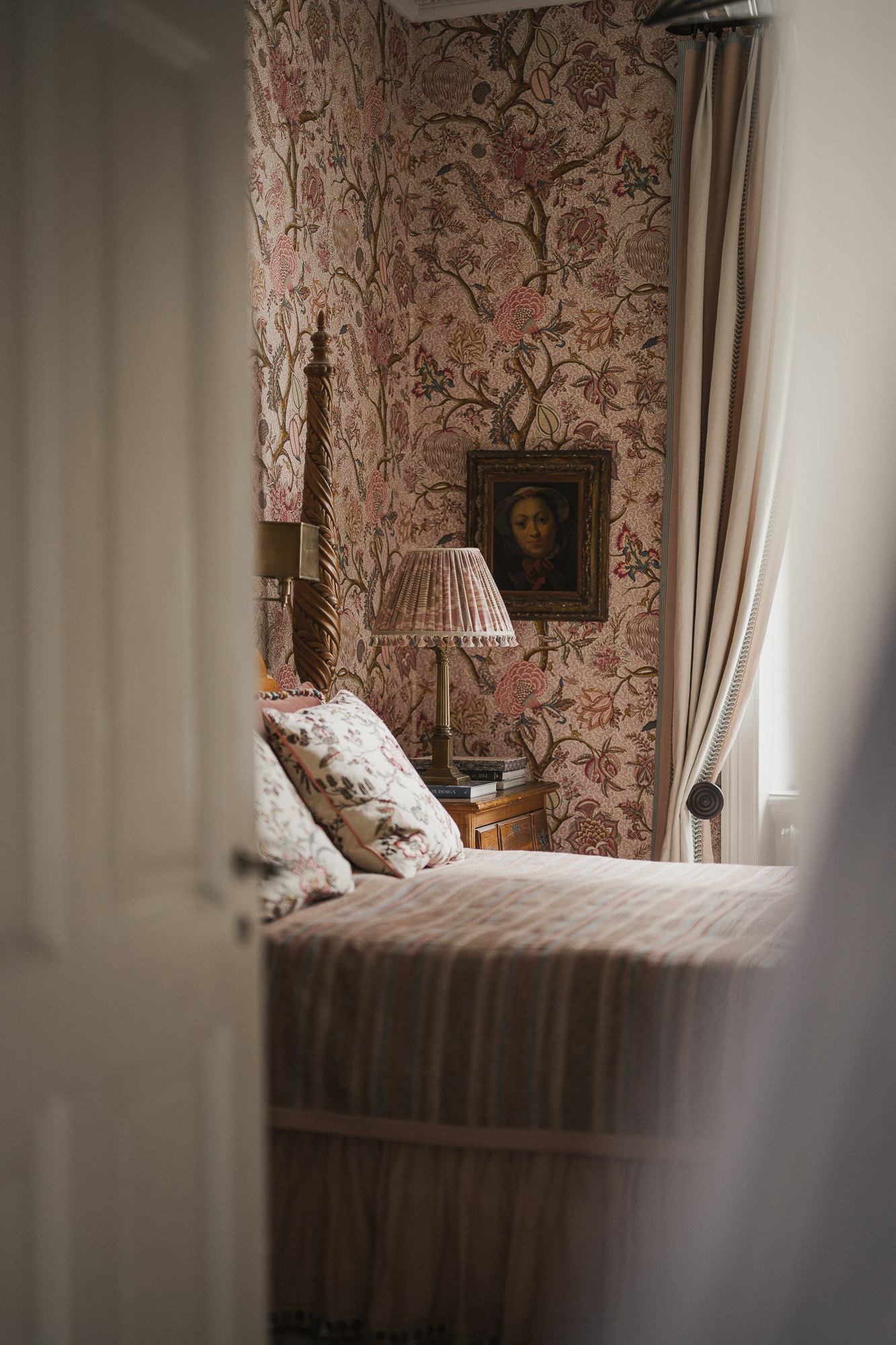 chambre avec papier-peint Pierre Frey rose trois-pièces décoration élégante