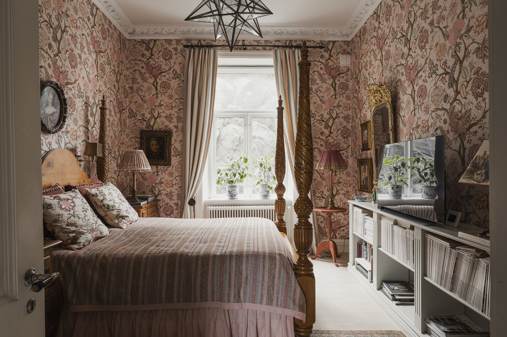 chambre avec papier-peint Pierre Frey rose trois-pièces décoration élégante
