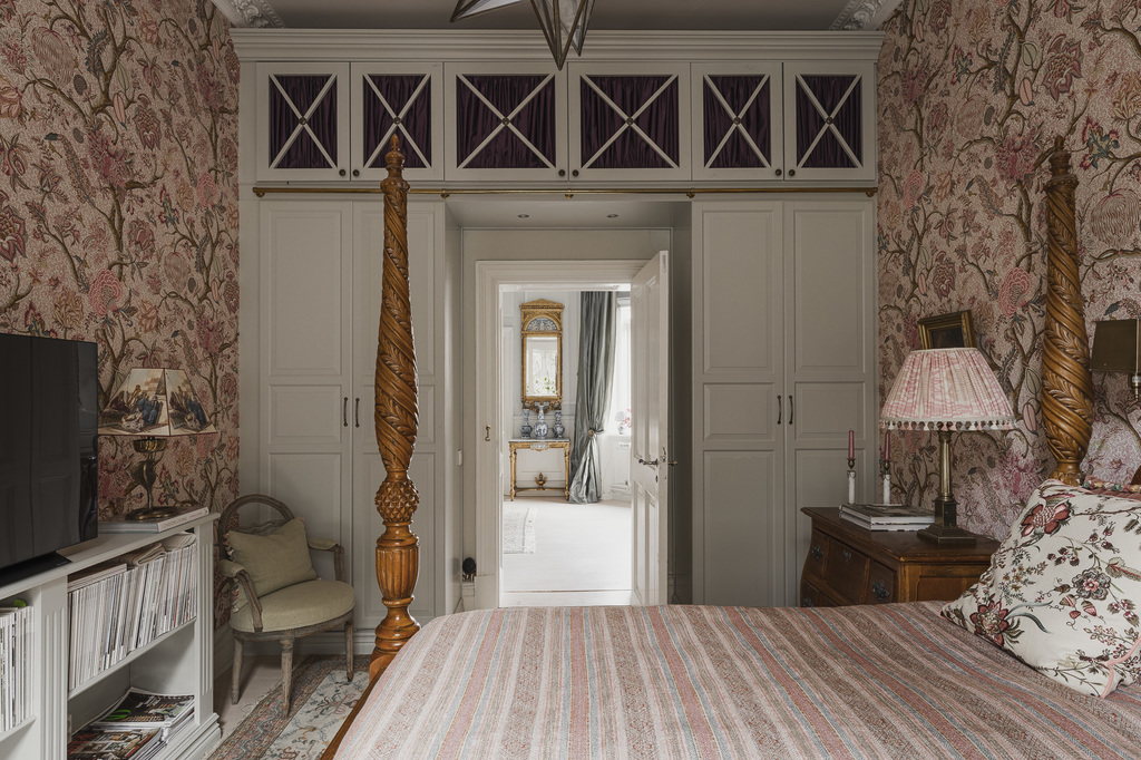 chambre avec papier-peint Pierre Frey rose
