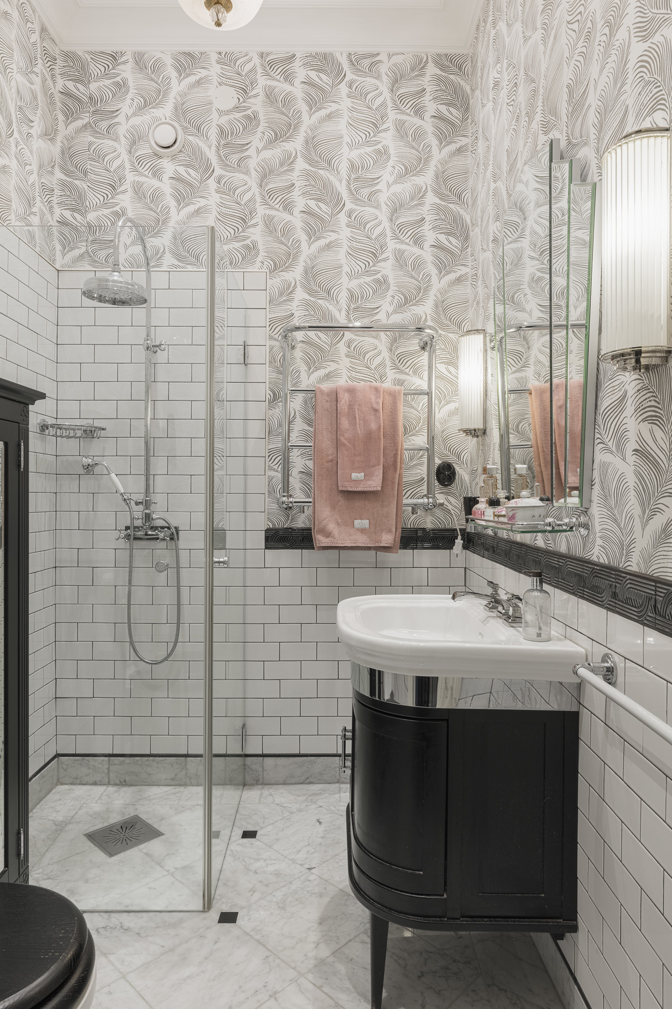 salle de bain décoration vintage noire et blanche