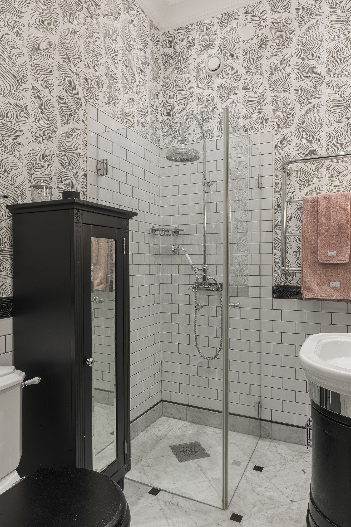 salle de bain décoration vintage noire et blanche