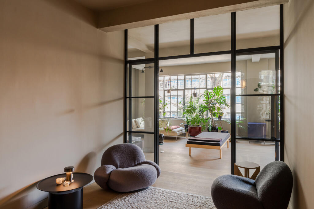 salon avec verrière intérieure acier noir