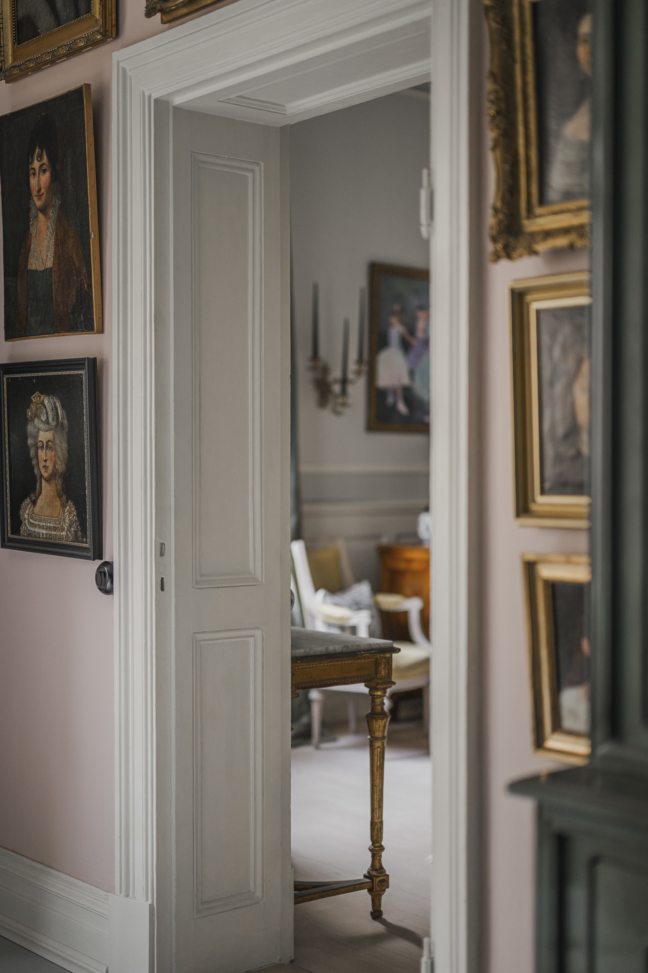 salon avec portraits anciens