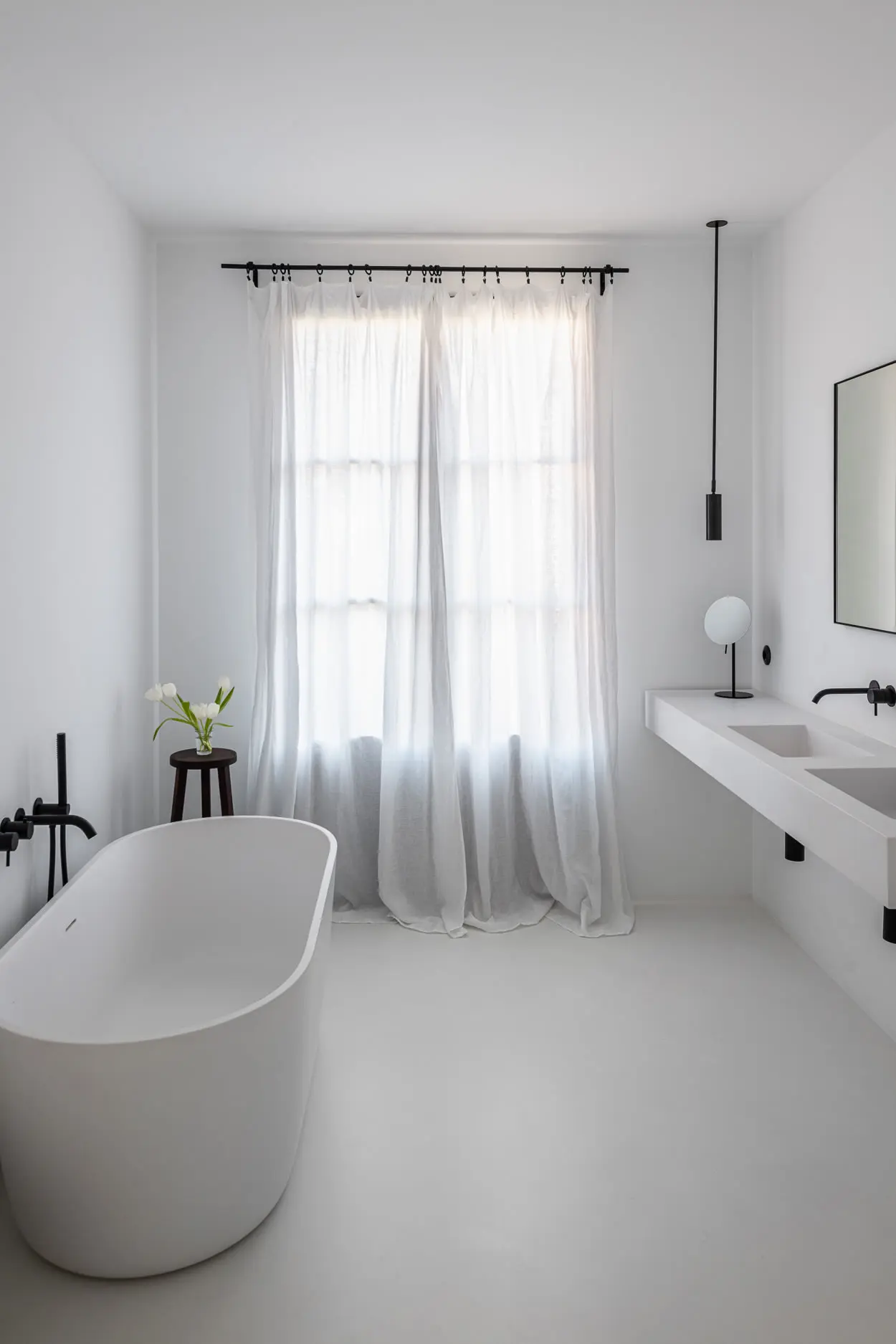 salle de bain décoration design blanche et noire minimaliste