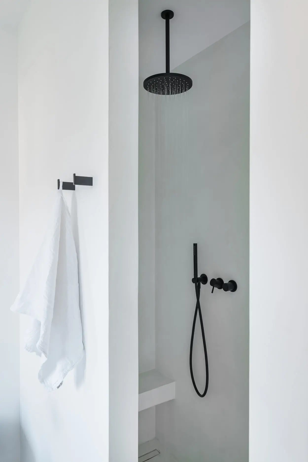 salle de bain décoration design blanche et noire minimaliste