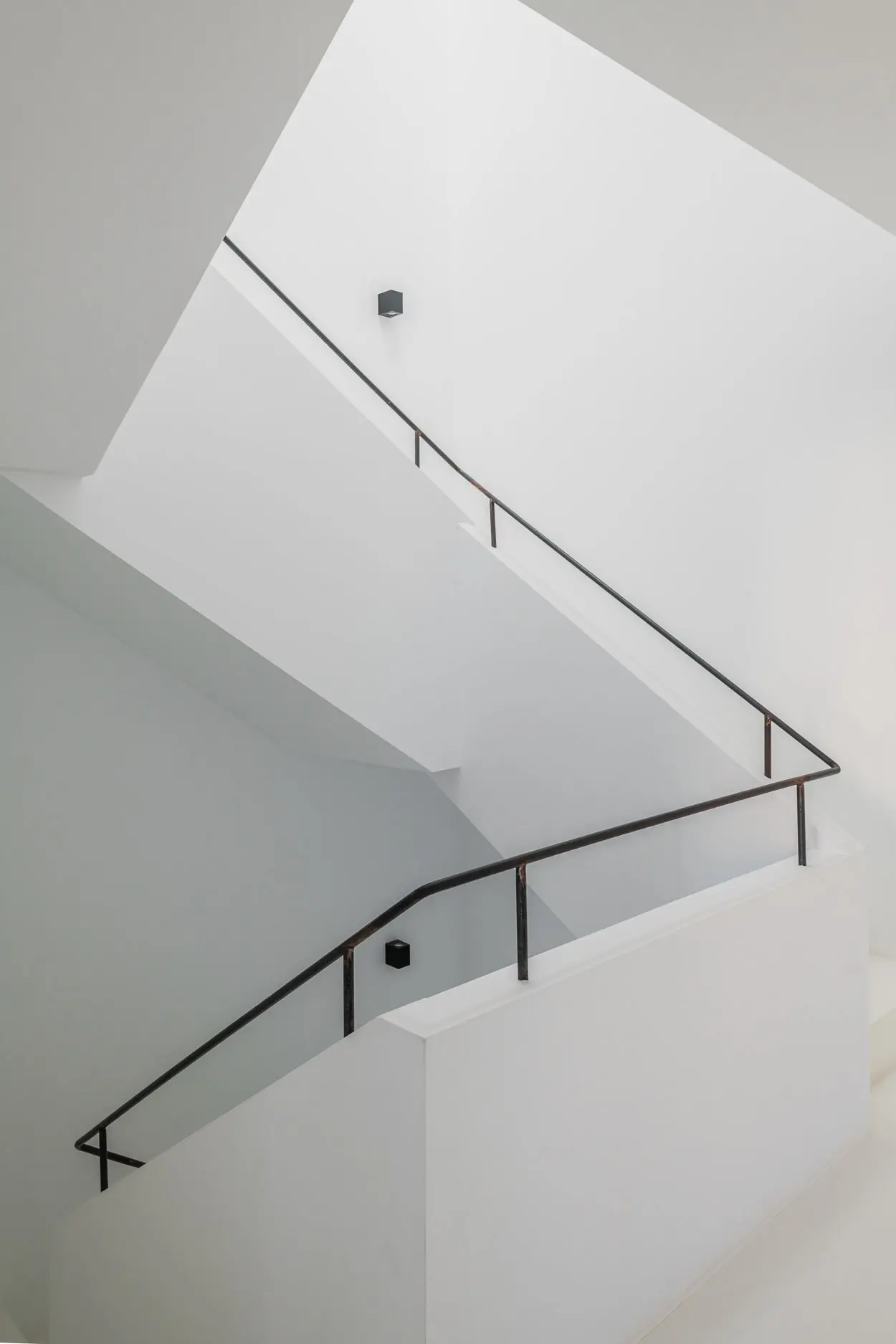 escalier avec puit de lumière maison décoration design blanche et noire minimaliste