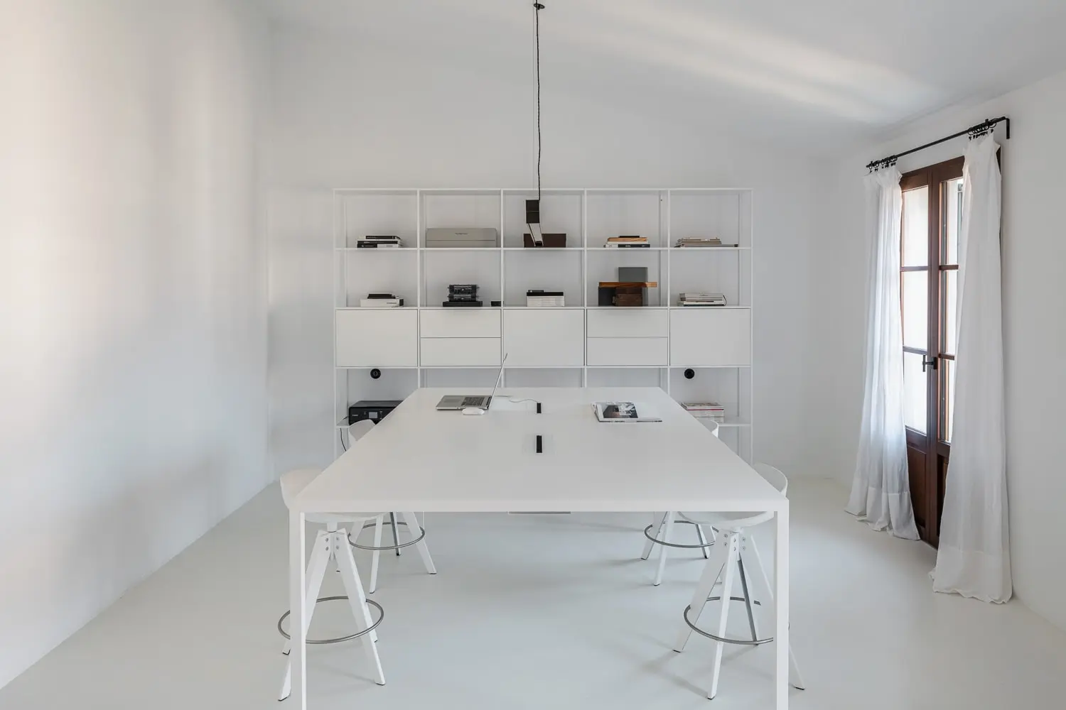 bureau décoration design blanche et noire minimaliste