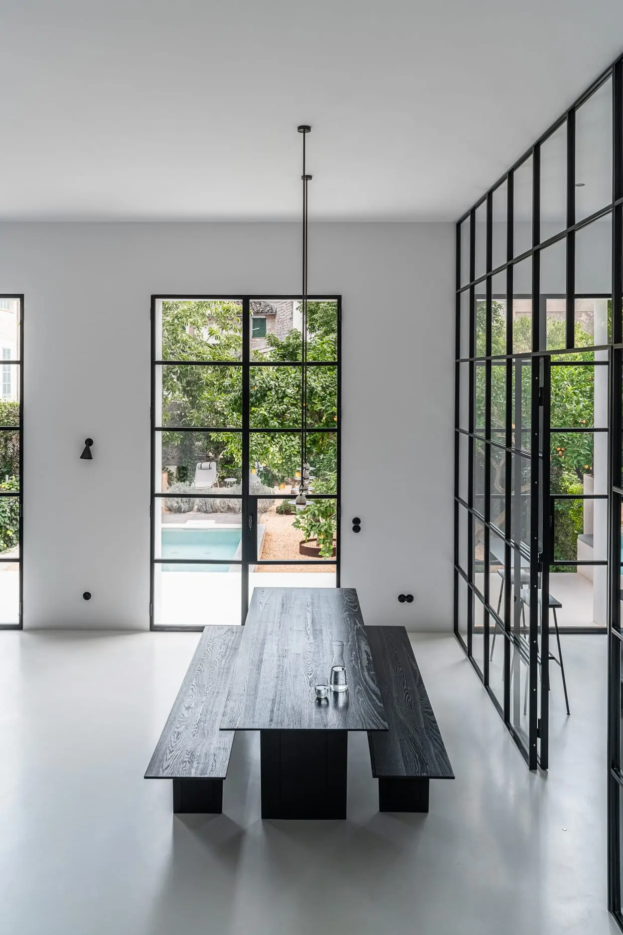 salle à manger et cuisine avec verrière décoration design blanche et noire minimaliste