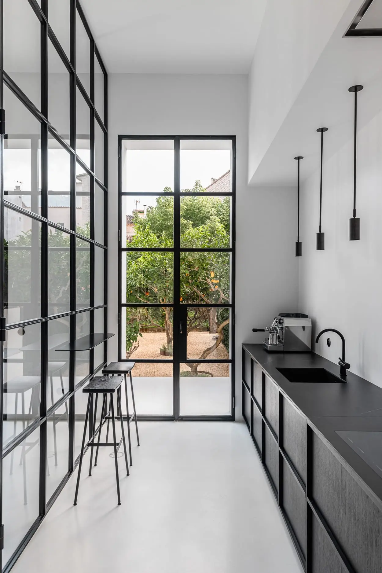 cuisine avec verrière décoration design blanche et noire minimaliste