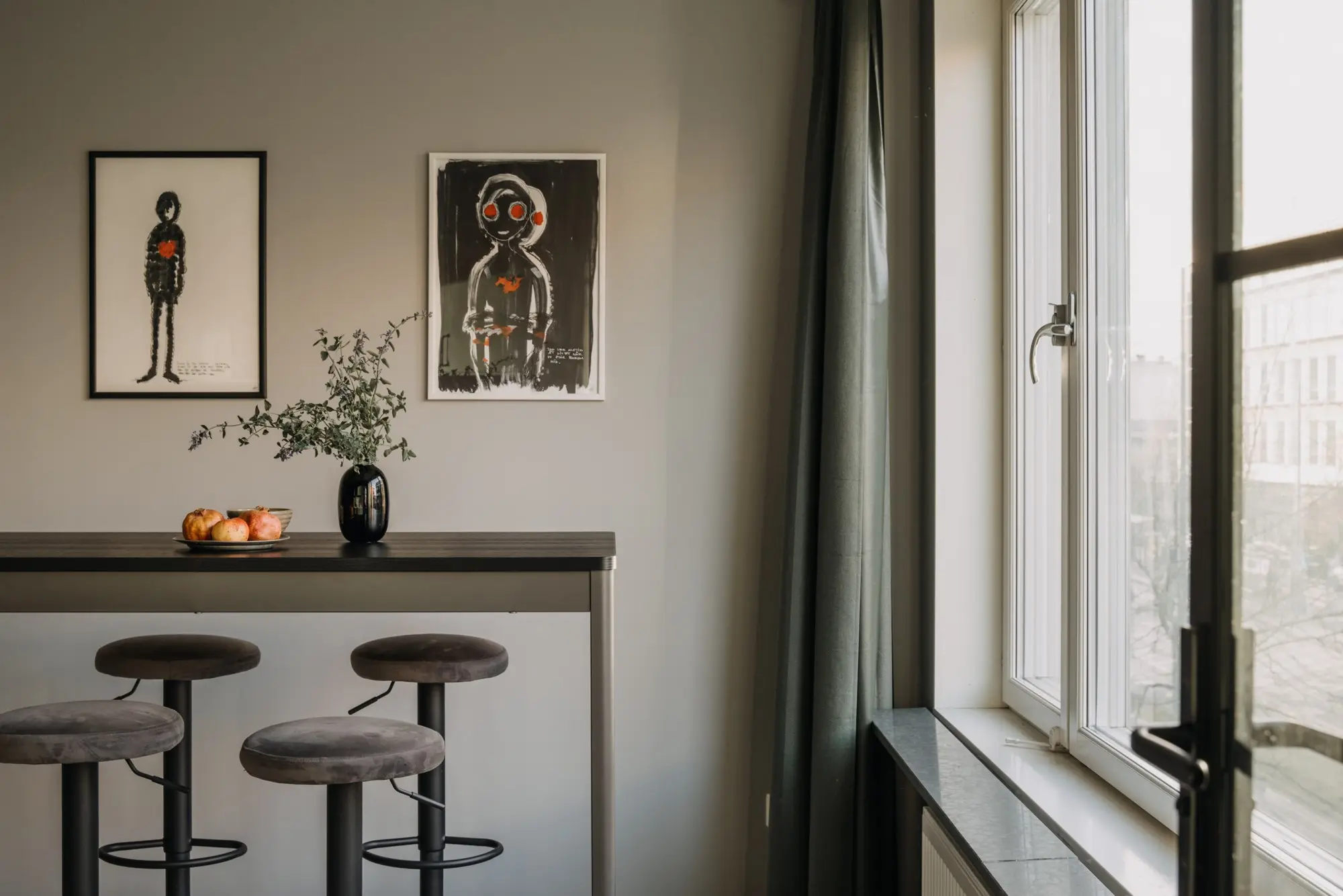 espace repas murs gris décoration design