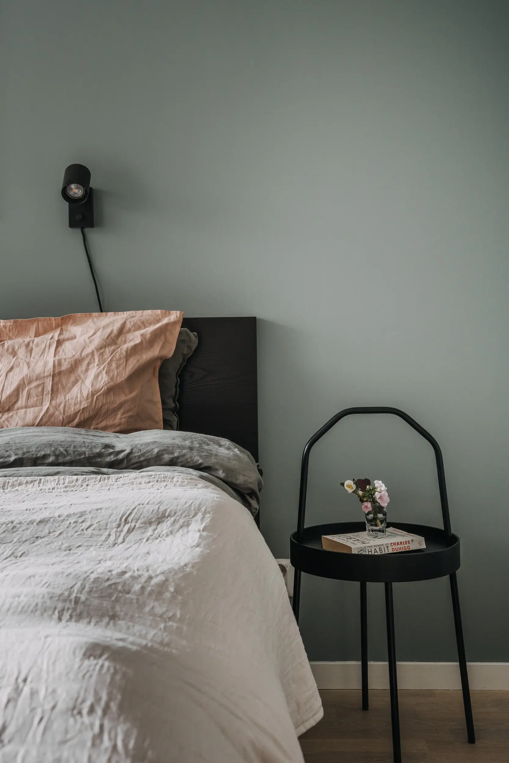 chambre murs verts décoration design