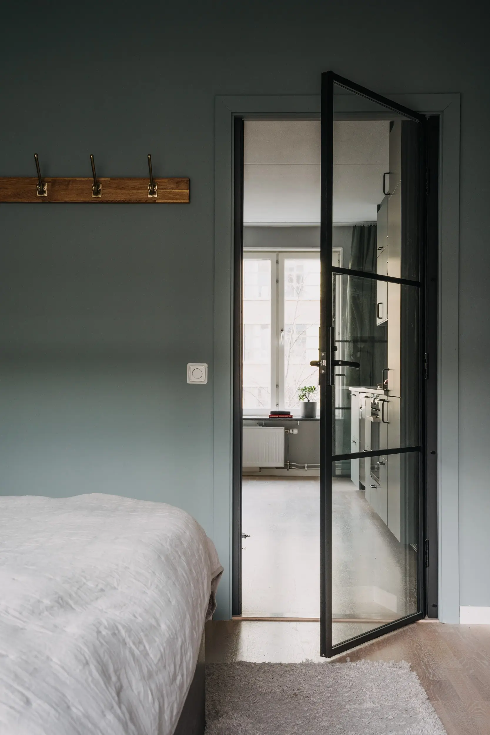 chambre murs verts porte verrière décoration design