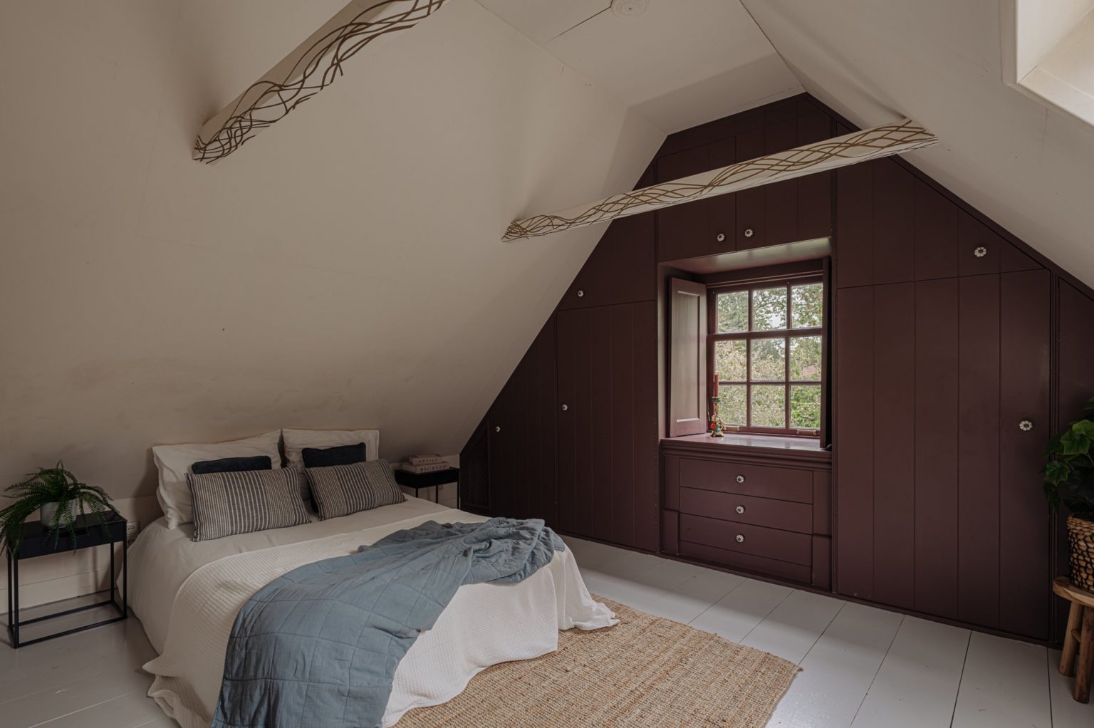 chambre mansardée avec poutres maison ancienne décoration contemporaine