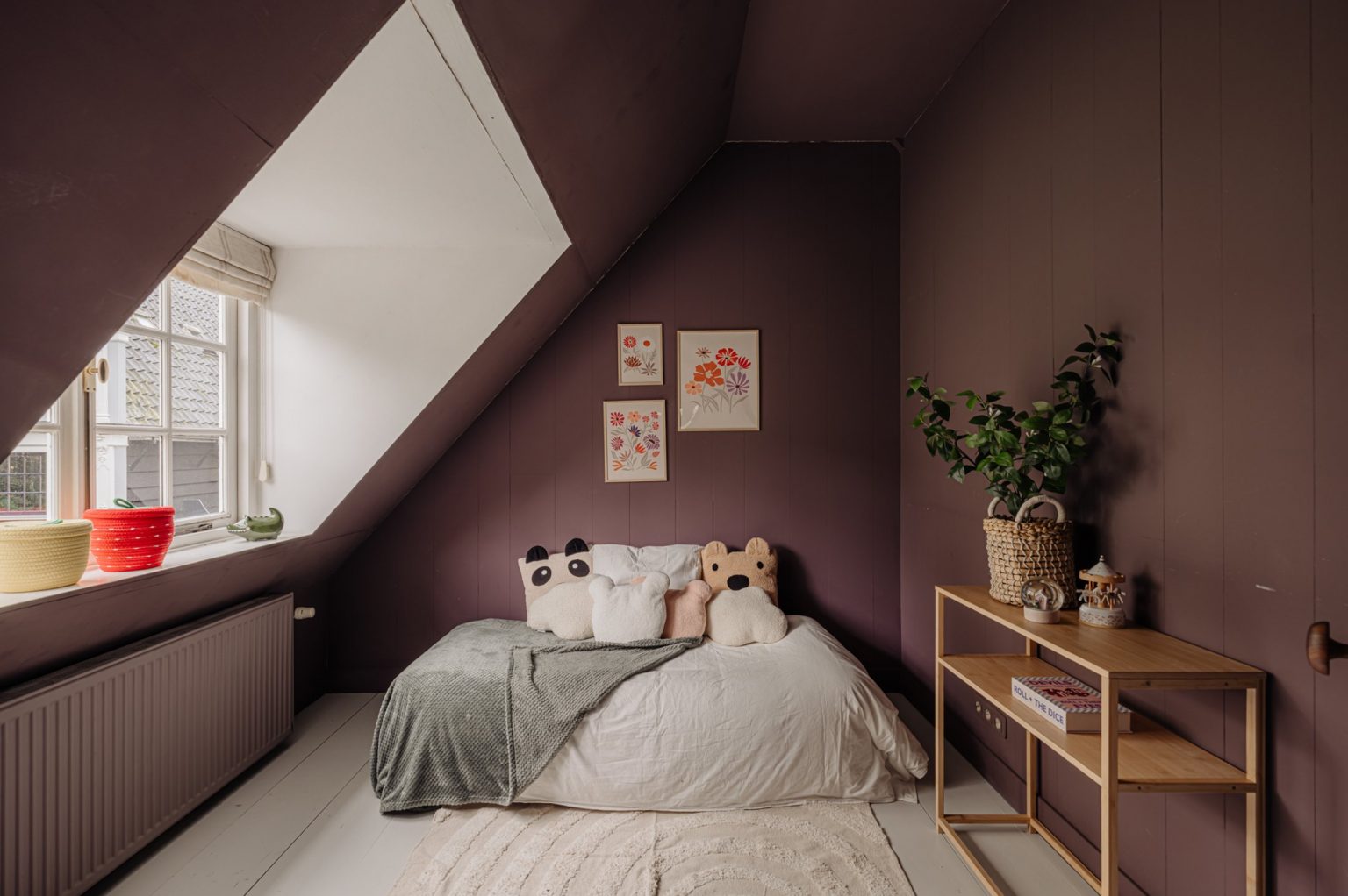 chambre enfant murs aubergine