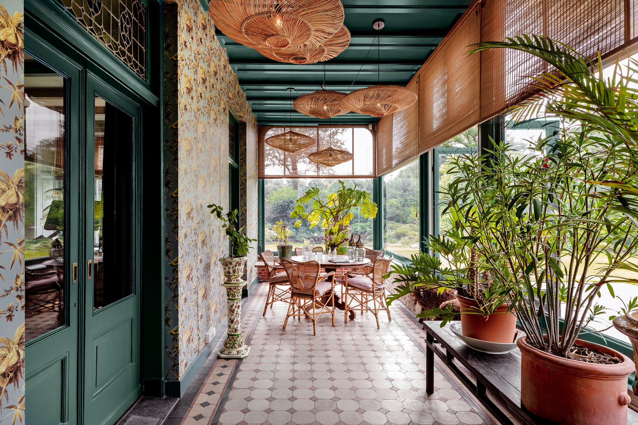 jardin d jardin d'hiver ancien avec mobilier en osier vintage