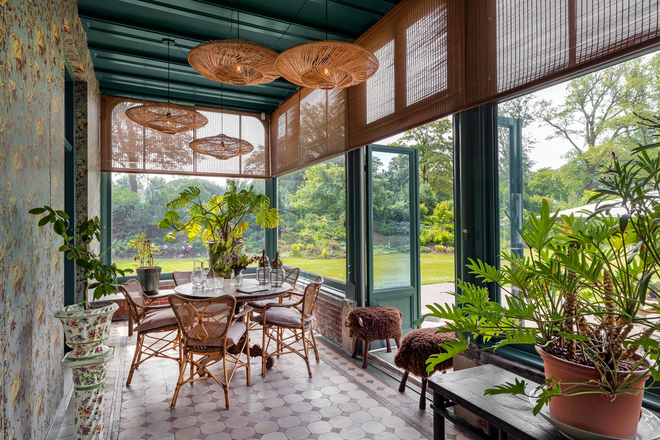 jardin d jardin d'hiver ancien avec mobilier en osier vintage