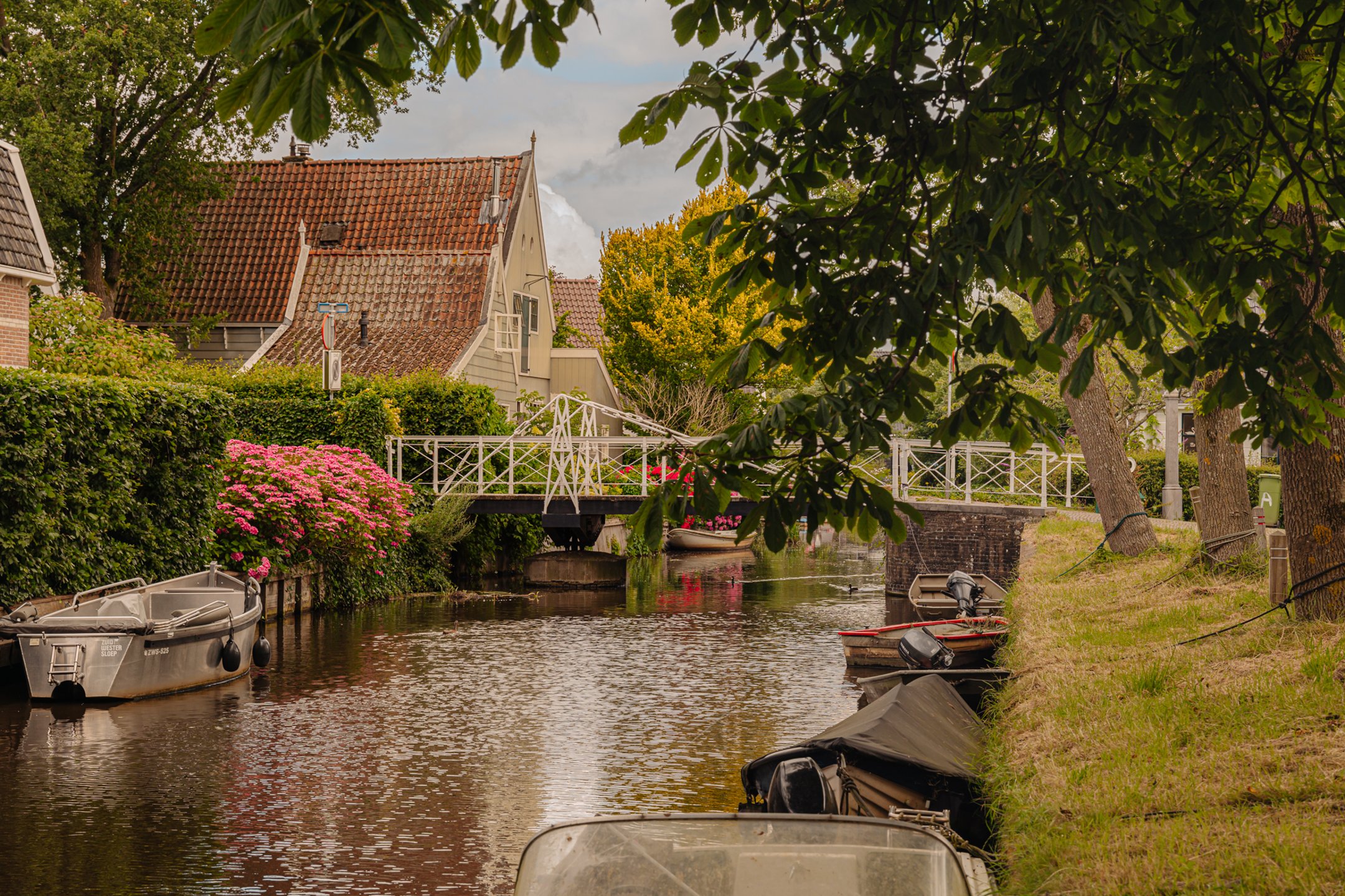 Une maison néerlandaise au bord de l'eau dans un cadre idyllique