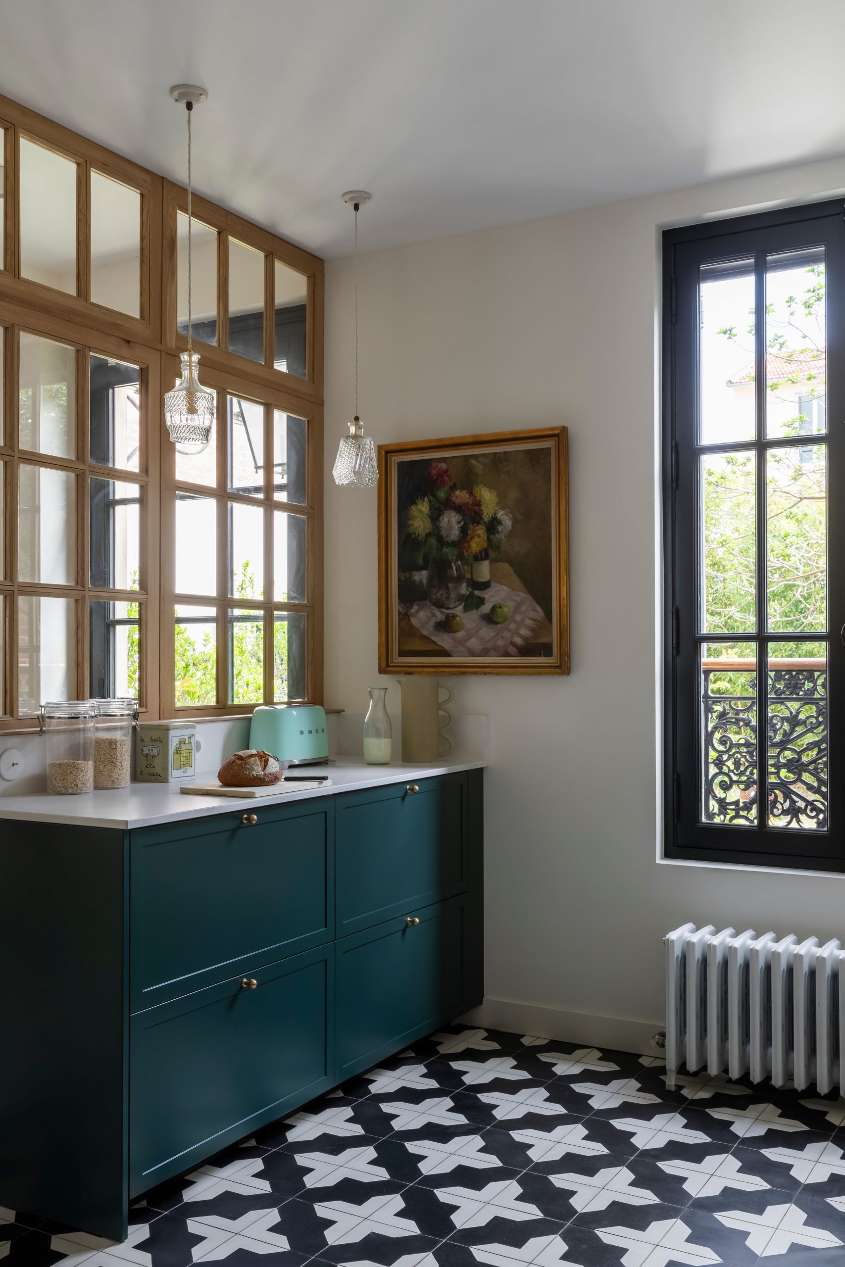 cuisine avec verrière bois décoration vintage maison Paris Photo © Pauline Le Goff cuisine avec verrière bois décoration vintage maison Paris Photo © Pauline Le Goff
