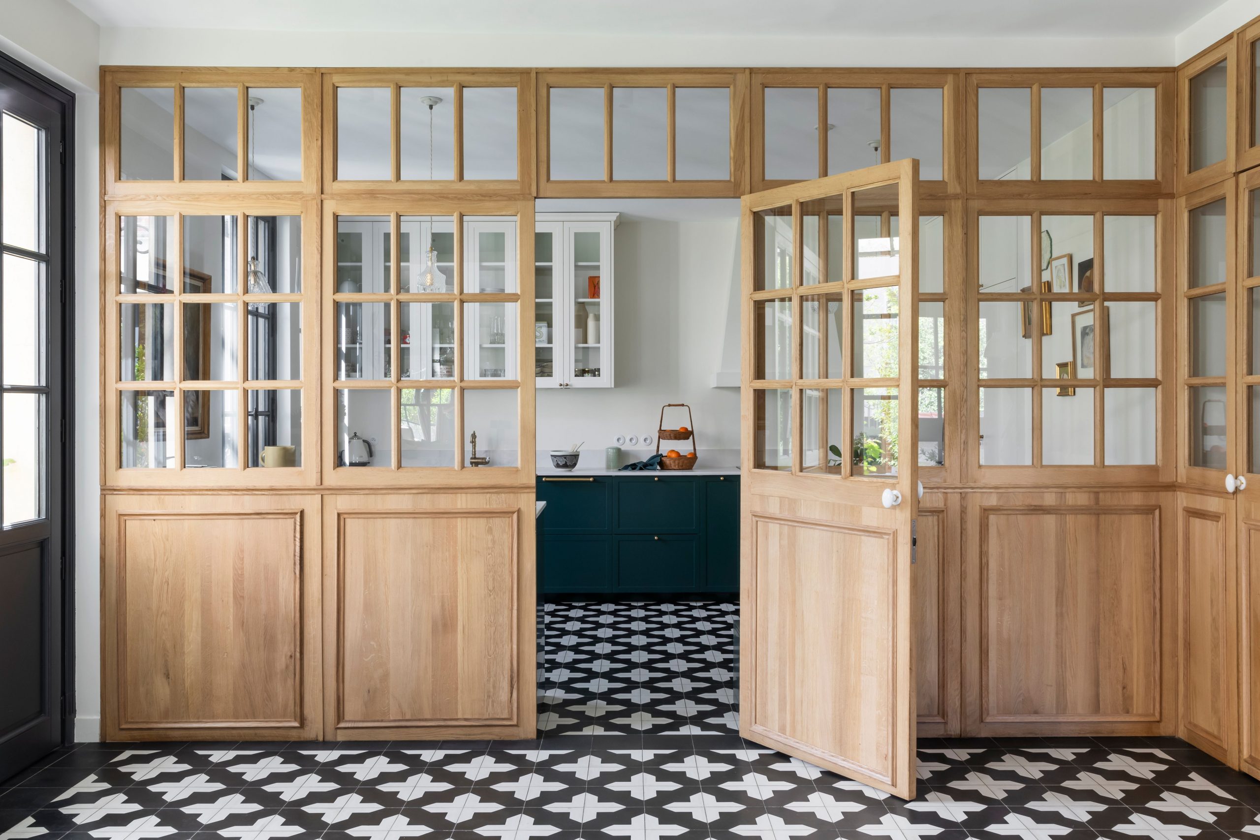 cuisine avec verrière bois décoration vintage maison Paris Photo © Pauline Le Goff cuisine avec verrière bois décoration vintage maison Paris Photo © Pauline Le Goff