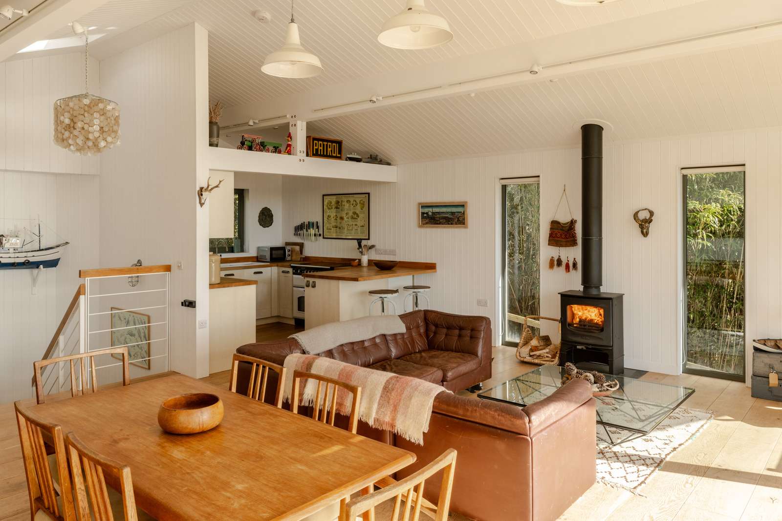 salon avec poêle et cuisine ouverte maison Pays de Galles