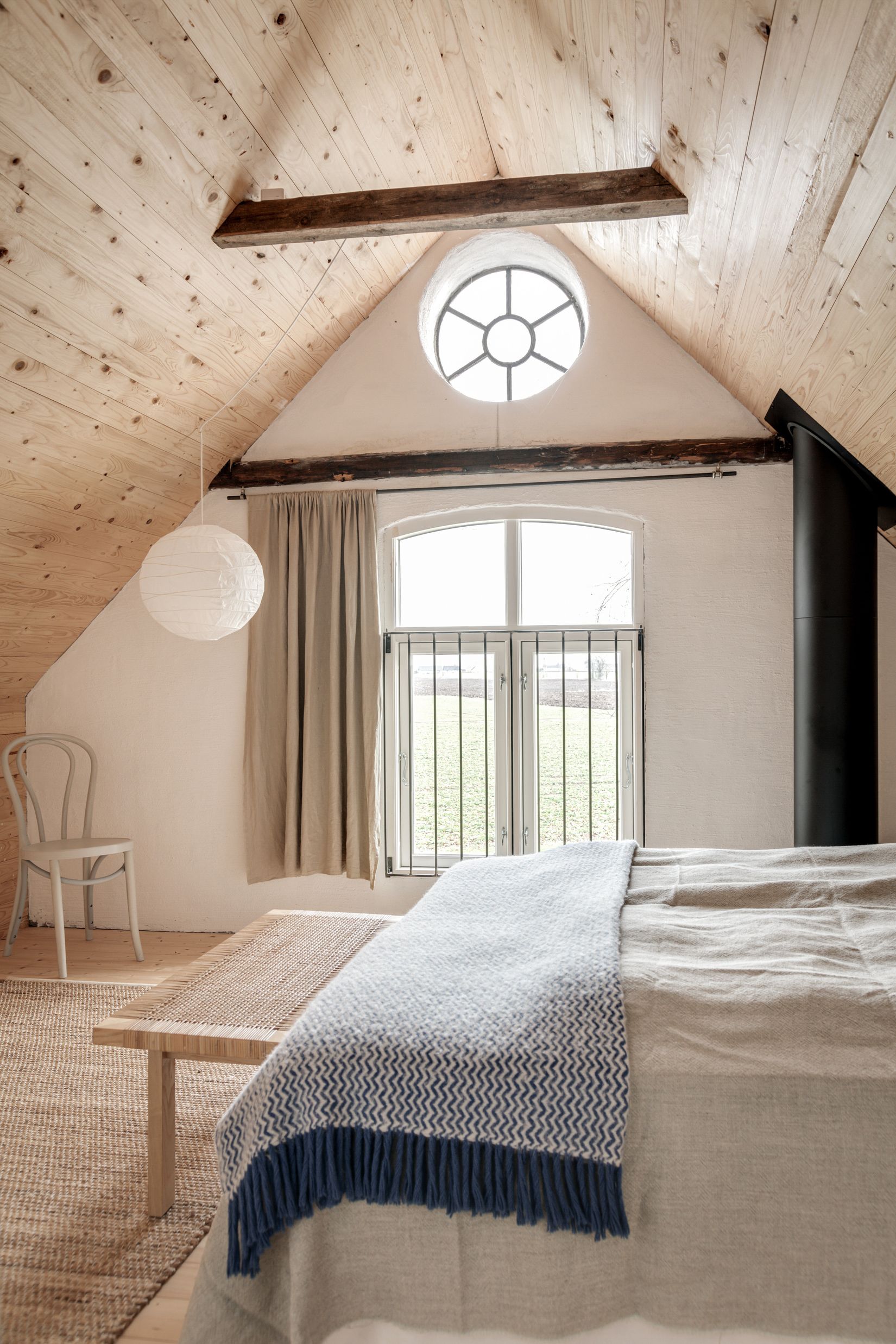 chambre mansardée avec fenêtre oeil de boeuf chambre mansardée avec fenêtre oeil de boeuf