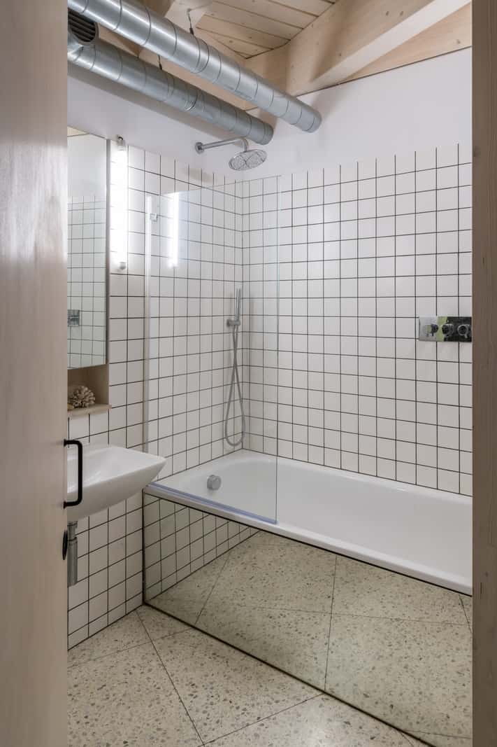 salle de bain blanche design miroir