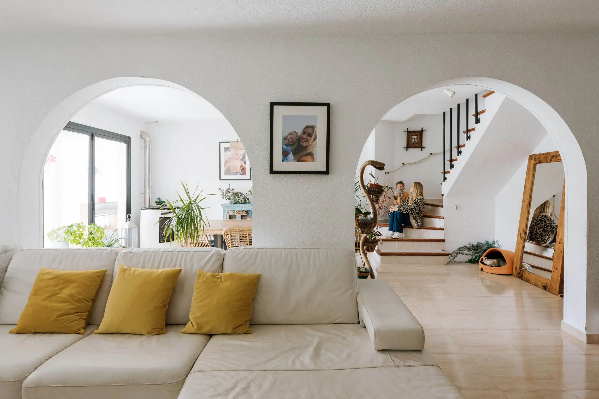 salon avec ouvertures cintrées maison Ibiza avec piscine