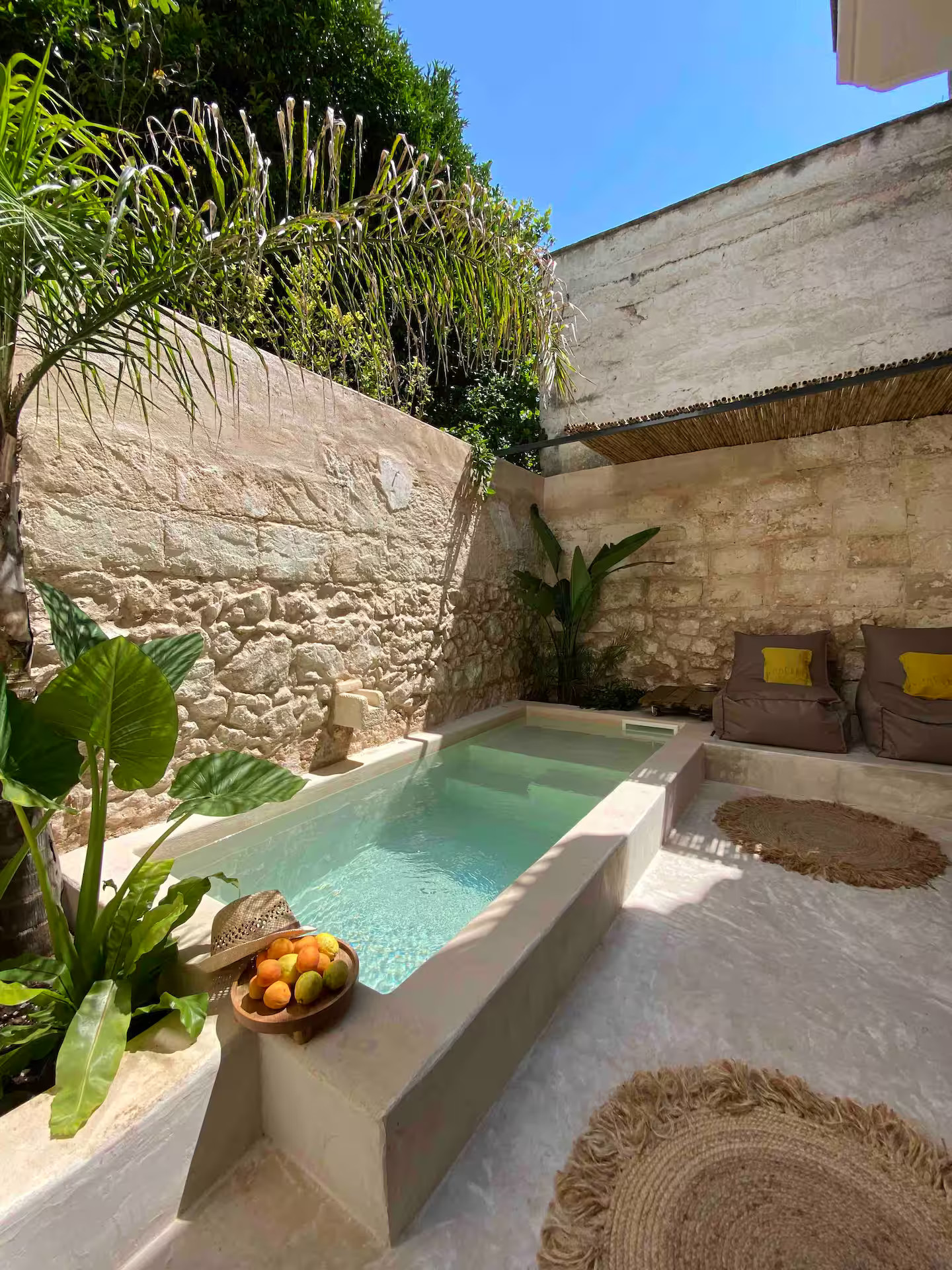 jardin avec petite piscine maçonnée murs pierres maison Musa Aqua jardin avec petite piscine maçonnée murs pierres maison Musa Aqua
