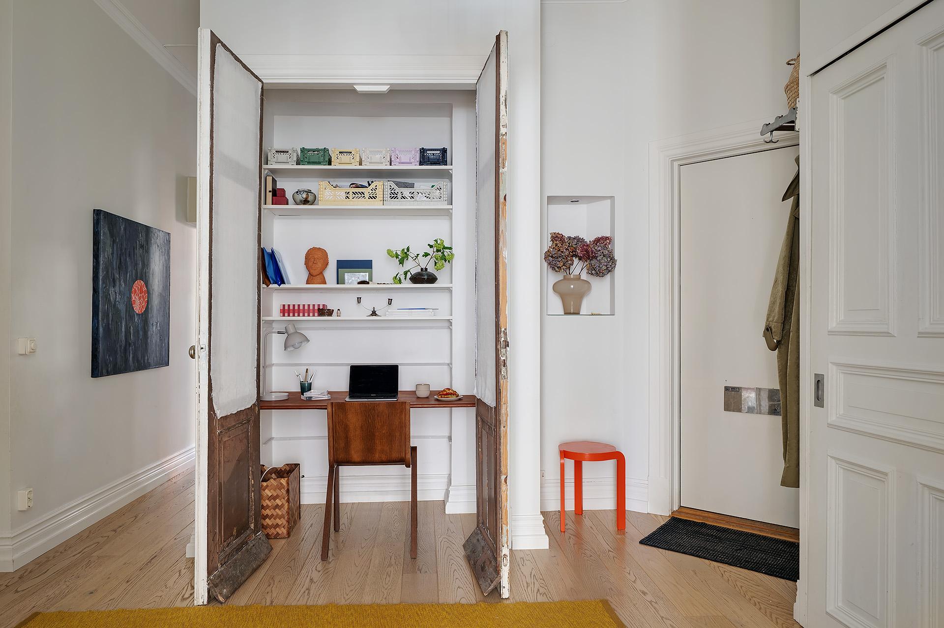entrée avec bureau dans un placard fermé par portes entrée avec bureau dans un placard fermé par portes