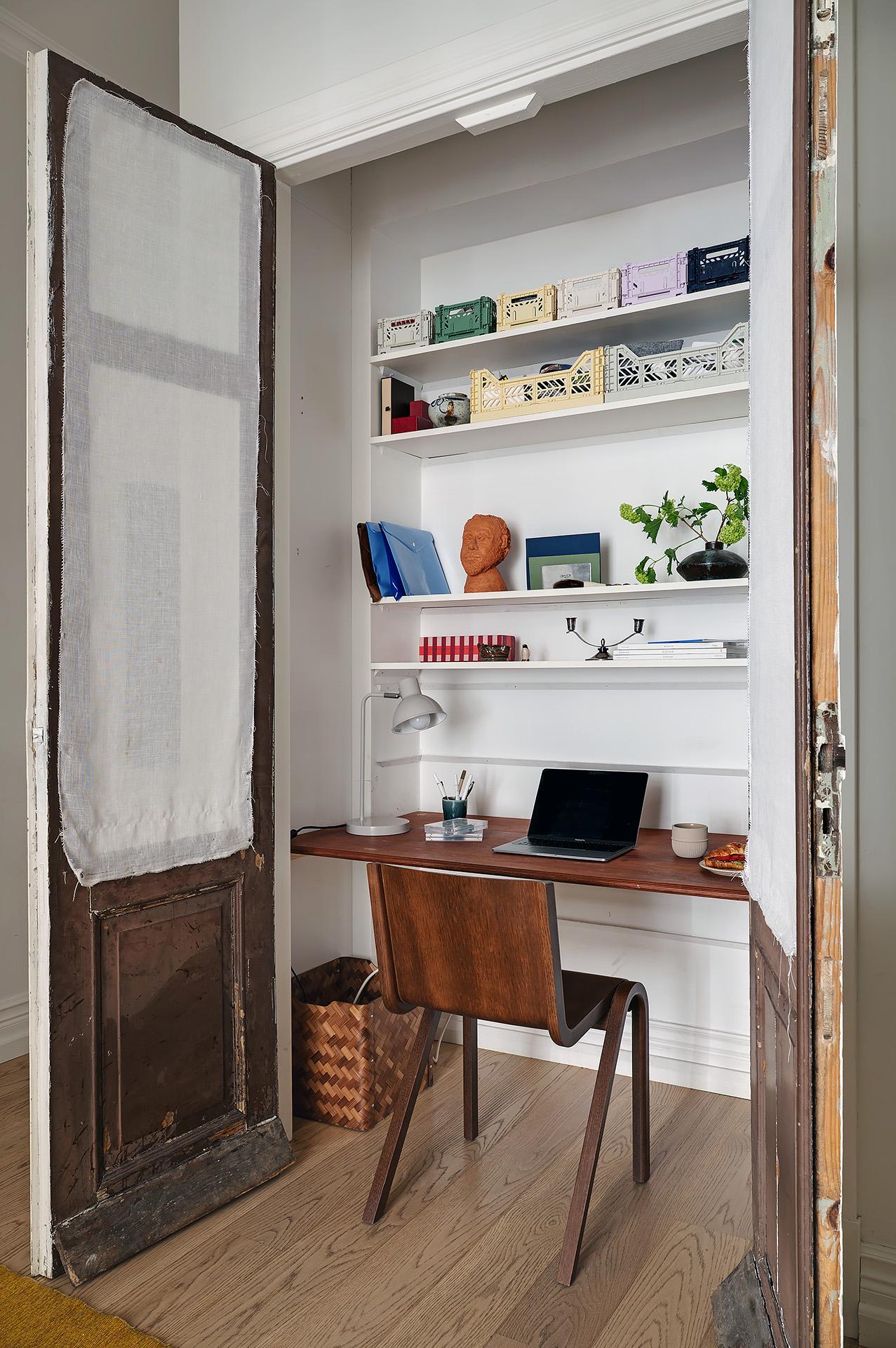 entrée avec bureau dans un placard fermé par portes entrée avec bureau dans un placard fermé par portes