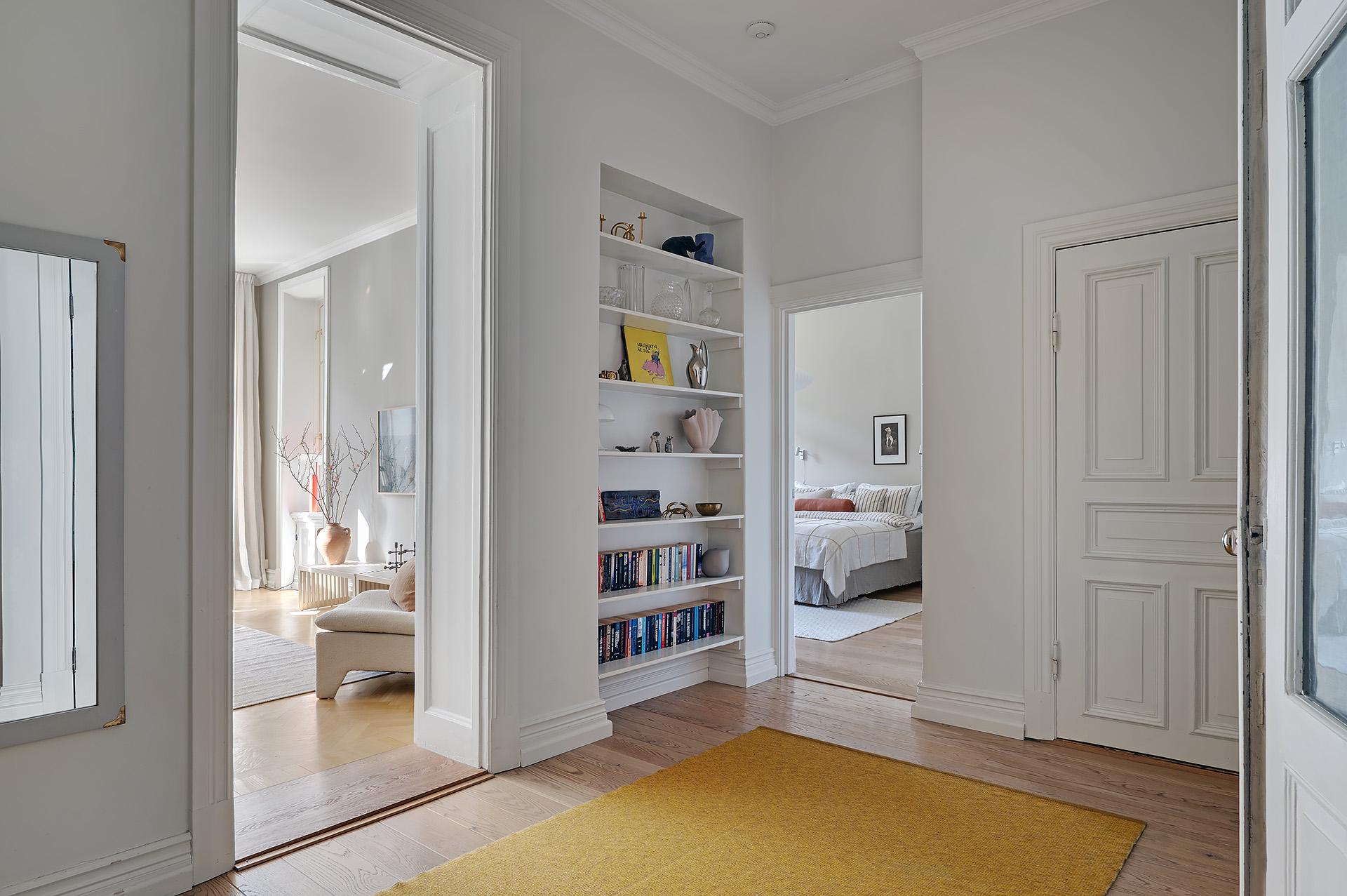 entrée avec bibliothèque dans niche entrée avec bibliothèque dans niche